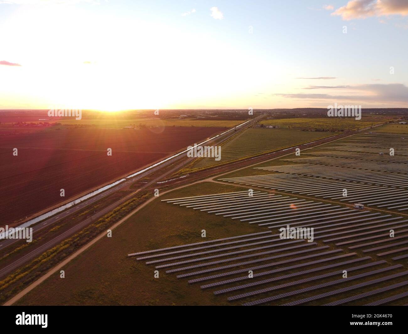 Coucher de soleil sur ferme solaire Banque D'Images