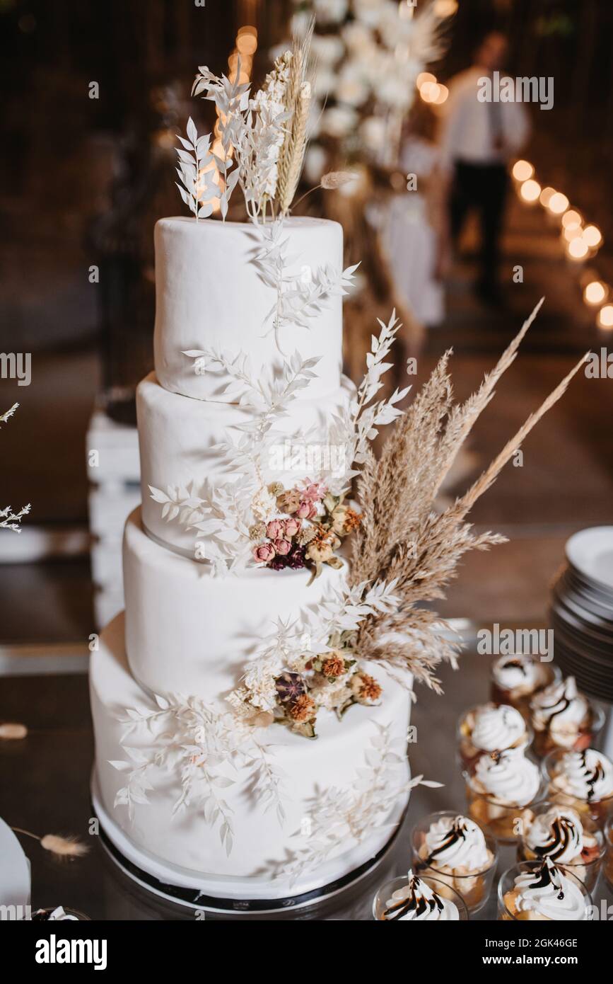 Un Gros Plan Vertical Du Gateau De Mariage Avec De Belles Decorations Photo Stock Alamy Un Gros Plan Vertical Du Gateau De Mariage Avec De Belles Decorations Photo Stock Alamy