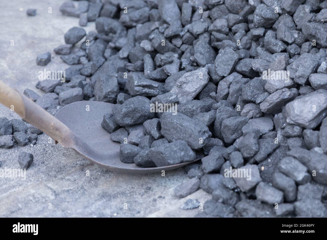 Pile de charbon dur noir naturel pour un arrière-plan texturé. L'énergie du charbon. Banque D'Images