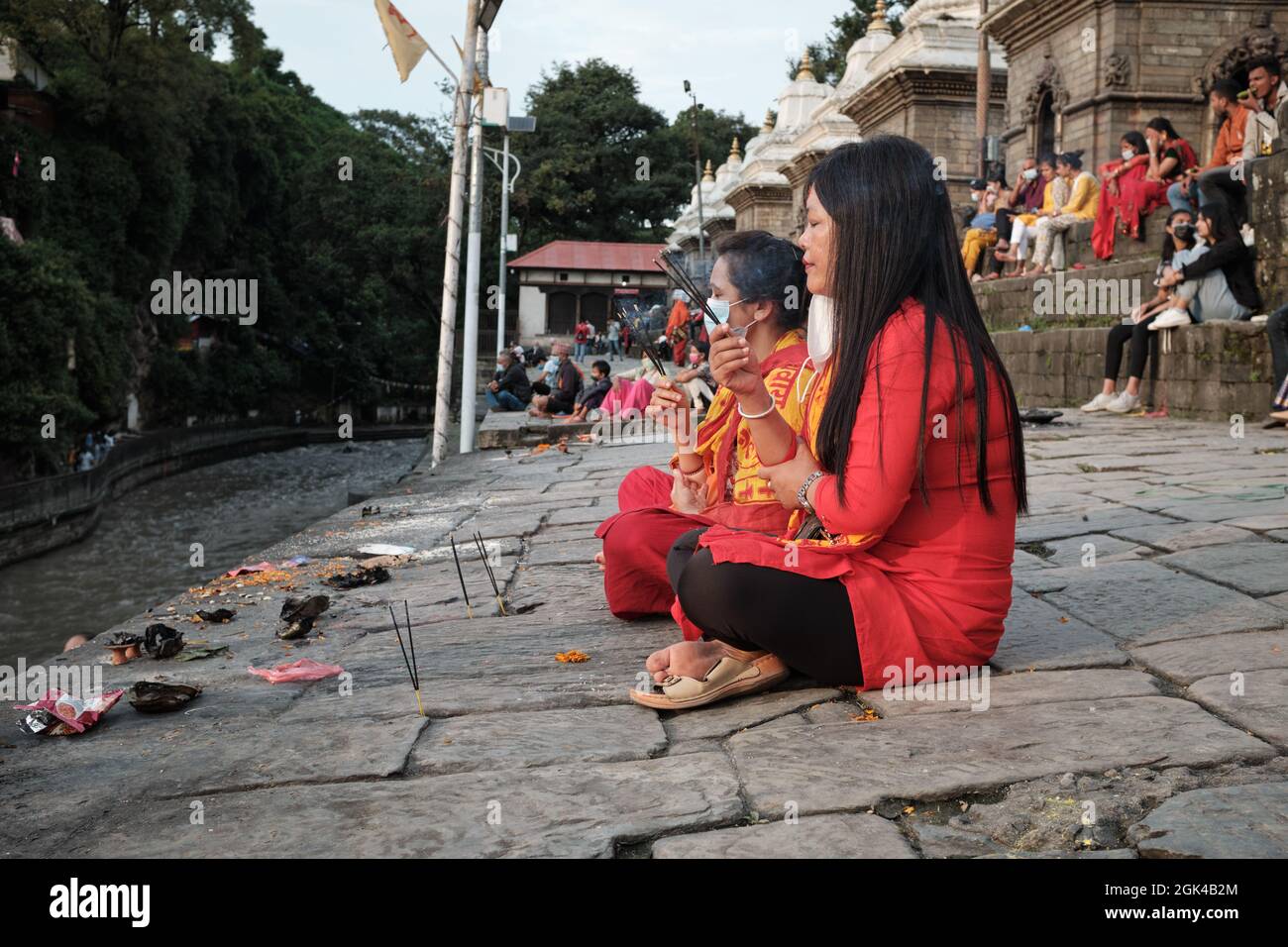 Femmes effectuant des rituels au temple de Pashupatinath, Katmandou, au festival de Teej Banque D'Images