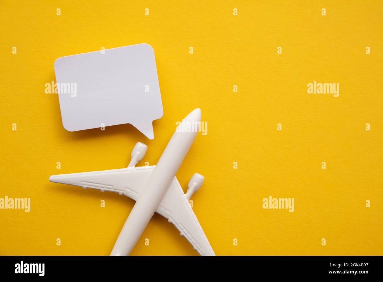 Avion avec une bulle de parole vide. Commentaires sur les vols et informations sur la communication des fêtes Banque D'Images
