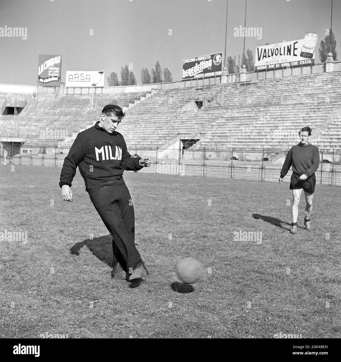 Gunnar Nordahl. 19 octobre 1921 - 15 septembre 1995. Joueur de football suédois, plus connu pour jouer au club de football italien AC Milan de 1949 à 1956. Il alambics détient le record des buts par apparition en Italie. Nordahl est considéré comme l'un des plus grands footballeurs suédois de tous les temps. Nordahl est devenu le premier footballeur professionnel suédois lorsqu'il est transféré à l'AC Milan le 22 1949 janvier. Plus tard, il s'associe avec son équipe nationale partenaires de grève, Gunnar Gren et Nils Liedholm pour former le célèbre trio GRE-No-Li, un trio réussi jouant ensemble pour AC Milan. Image Banque D'Images