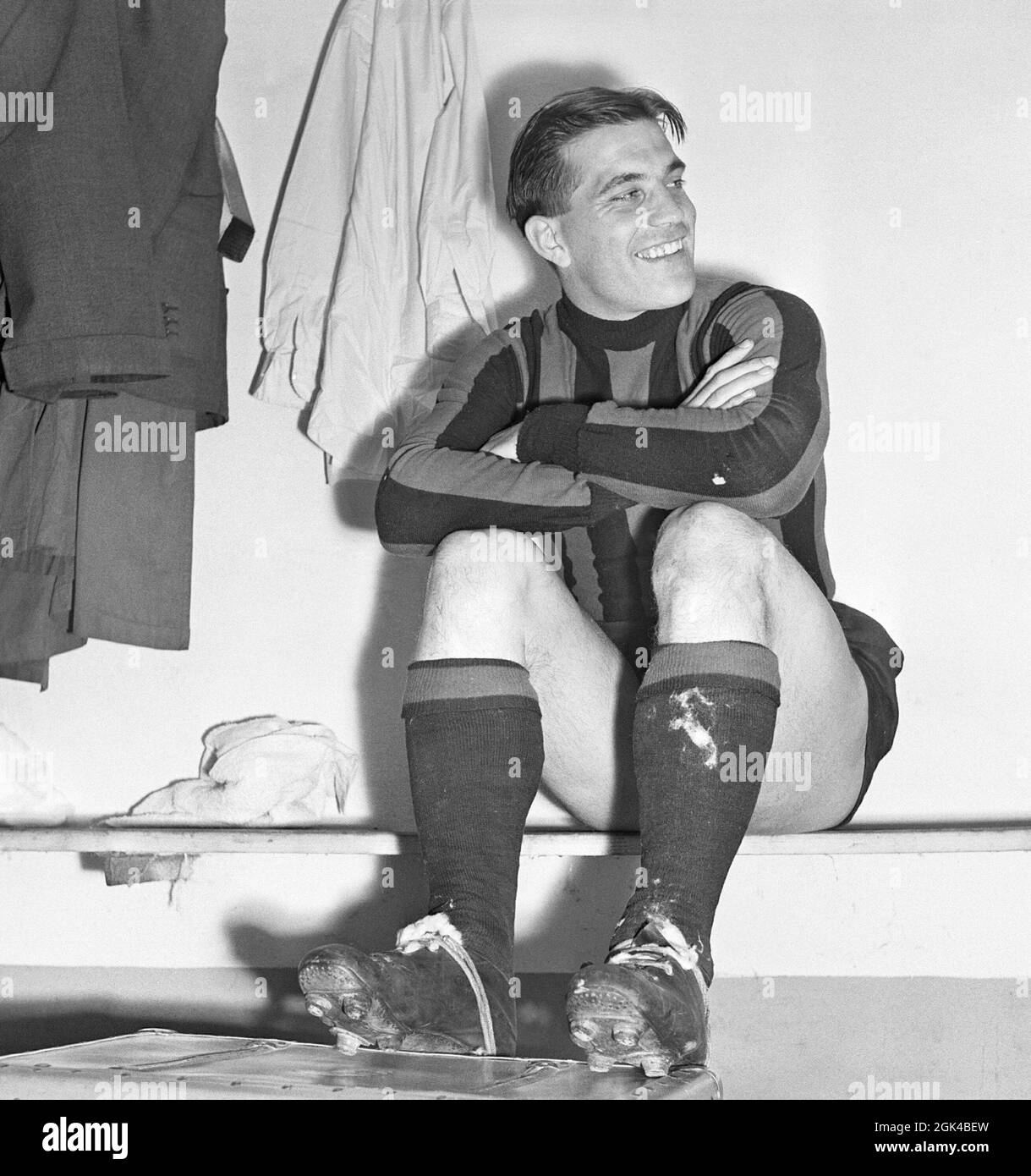 Gunnar Nordahl. 19 octobre 1921 - 15 septembre 1995. Joueur de football suédois, plus connu pour jouer au club de football italien AC Milan de 1949 à 1956. Il alambics détient le record des buts par apparition en Italie. Nordahl est considéré comme l'un des plus grands footballeurs suédois de tous les temps. Nordahl est devenu le premier footballeur professionnel suédois lorsqu'il est transféré à l'AC Milan le 22 1949 janvier. Plus tard, il s'associe avec son équipe nationale partenaires de grève, Gunnar Gren et Nils Liedholm pour former le célèbre trio GRE-No-Li, un trio réussi jouant ensemble pour AC Milan. Mila Banque D'Images