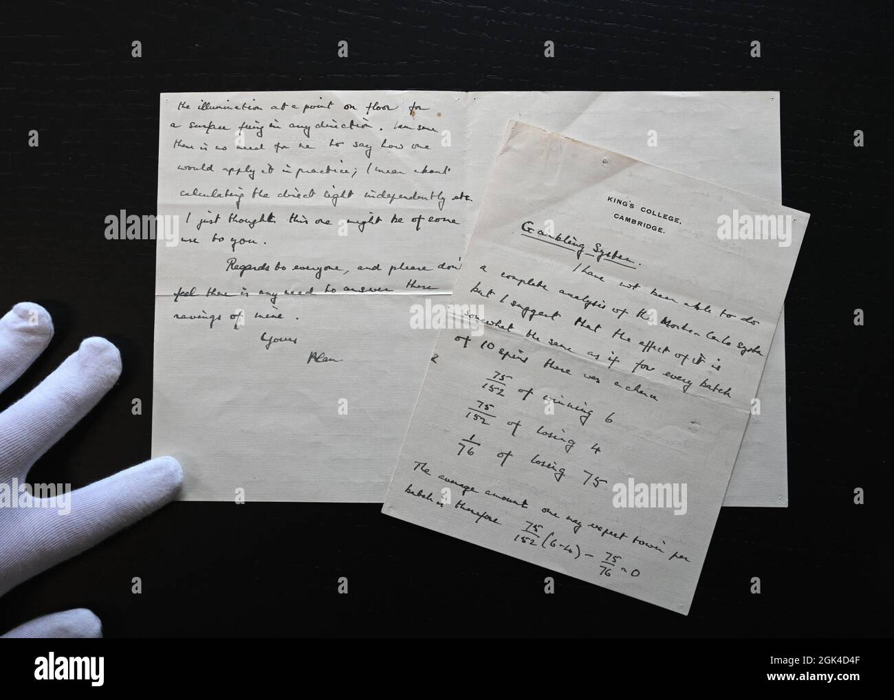 Bonhams, Knightsbridge, Londres, Royaume-Uni. 13 septembre 2021. La vente de livres et manuscrits fins a lieu le 15 septembre. Image : TURING (ALAN). Lettre d'autographe signée (« Yours Alan ») à Alfred William Beuttell, envoyant une analyse de quatre pages du système de Paris Monte-Carlo et offrant une solution à un problème technique d'éclairage, Cambridge, 2 février [19]33. Estimation: £30,000-50,000. Mise à jour : lettre Alan Turing Autograph vendue pour 94,000 £, incluant la prime. Crédit : Malcolm Park/Alay Live News Banque D'Images