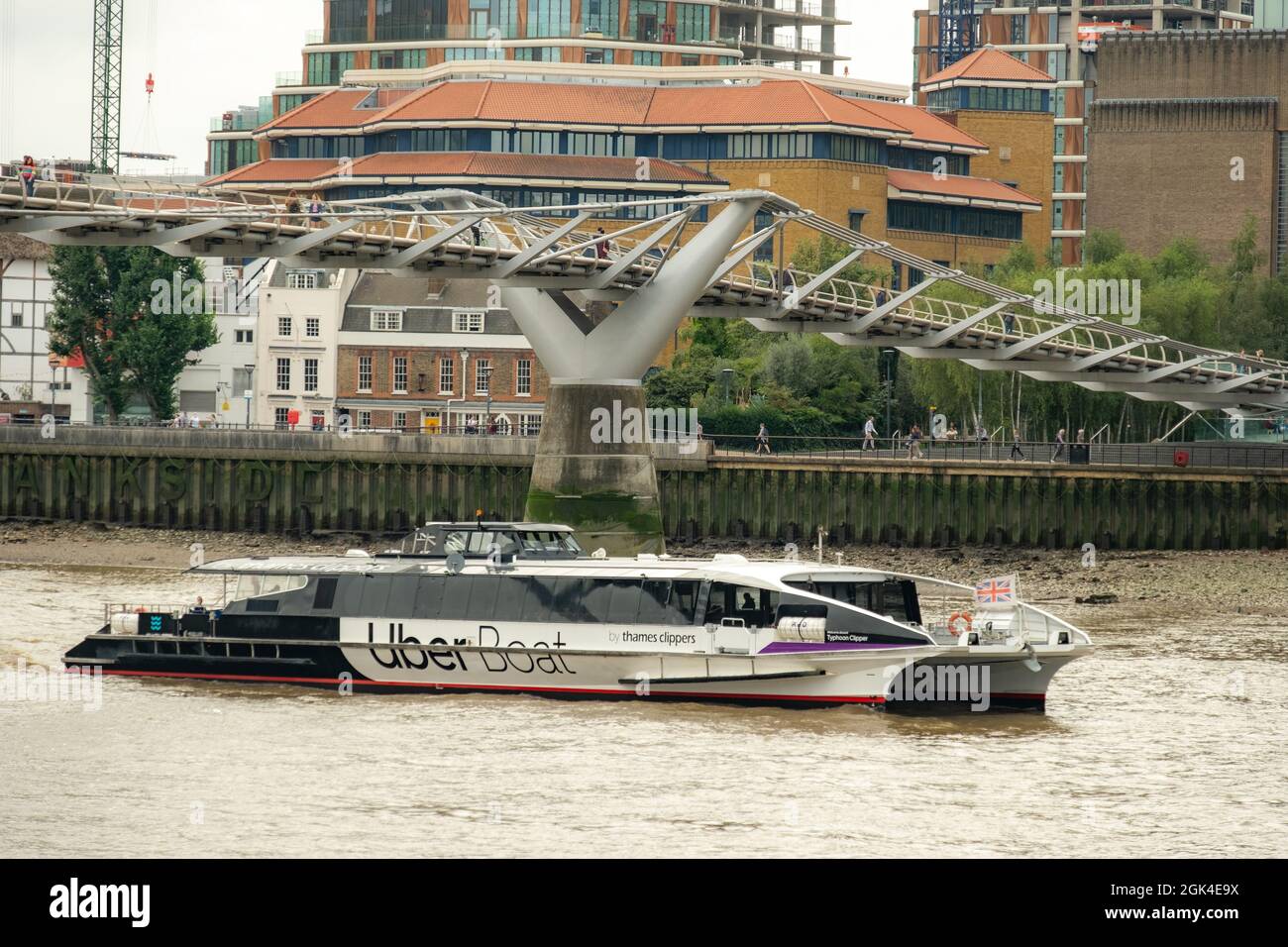 Londres, septembre 2021 : Uber River Boat on the River Thames à Londres, un service de ferry Banque D'Images