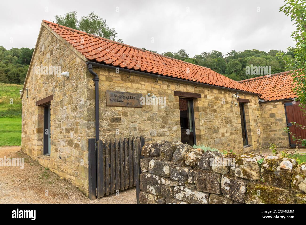 Petit bâtiment en pierre du musée aux ruines de l'abbaye de Rievaulx près de Helmsley dans le parc national des Moors de North York, en Angleterre. Banque D'Images