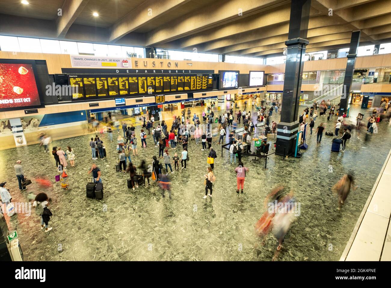 Londres, septembre 2021 : hall principal de la gare Euston - principal terminus ferroviaire dans le centre de Londres Banque D'Images