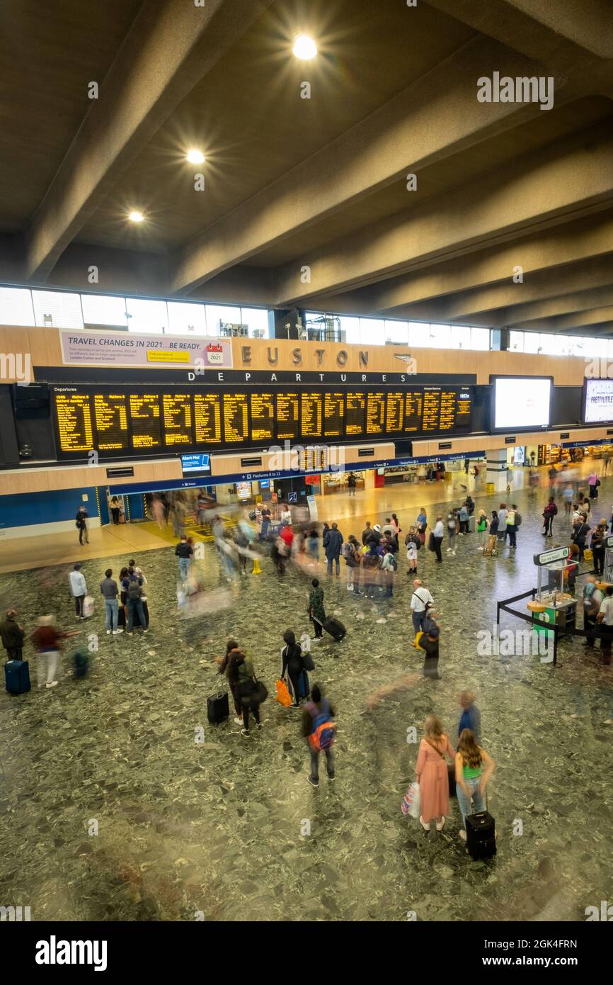 Londres, septembre 2021 : hall principal de la gare Euston - principal terminus ferroviaire dans le centre de Londres Banque D'Images