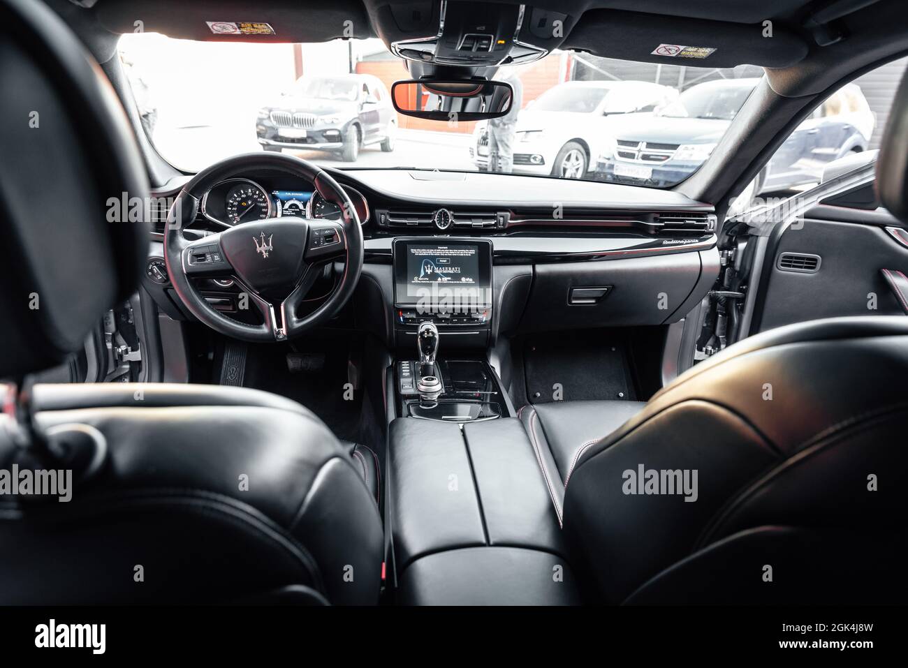 Ukraine, Odessa septembre 8 - 2021: Intérieur de voiture de luxe moderne Maserati Ghibli. Intérieur de voiture avec grand écran de navigation, transmission automatique, pas de personne. Photo prise depuis le siège arrière. Banque D'Images