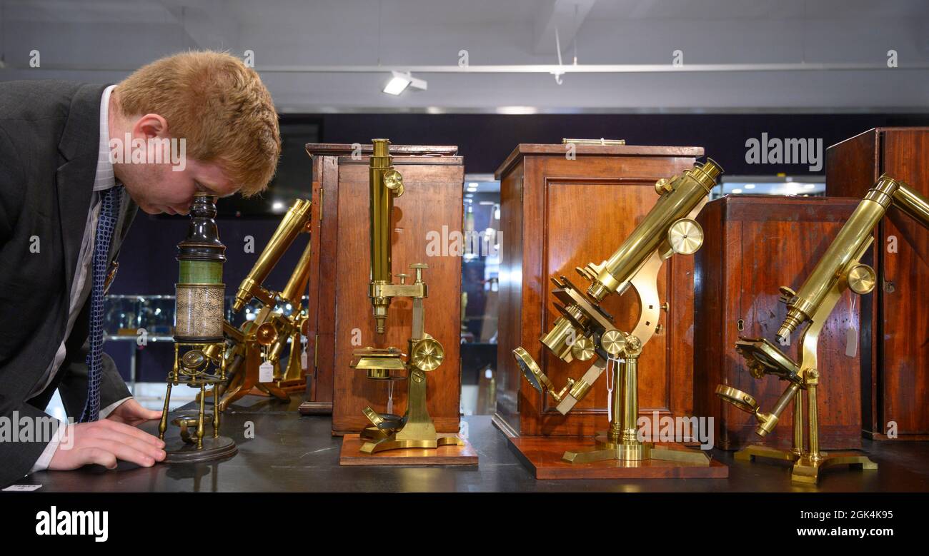 Bonhams, Knightsbridge, Londres, Royaume-Uni. 13 septembre 2021. La vente des instruments de la science et de la technologie, y compris les caméras emblématiques, les microscopes, les globes et les boîtes à musique, a lieu le 15 septembre. Image (de gauche à droite) : microscope monoculaire composé Edmund Culpeper, anglais, vers 1730, £12,000-18,000; microscope binoculaire composé de laiton, anglais, vers 1880, £800-1,200; microscope binoculaire composé Smith Beck & Beck, anglais, vers 1870, £2,000-3,000; microscope monoculaire composé AJB Dancer, anglais, vers 1860, £700-1,000. Crédit : Malcolm Park/Alay Live News Banque D'Images