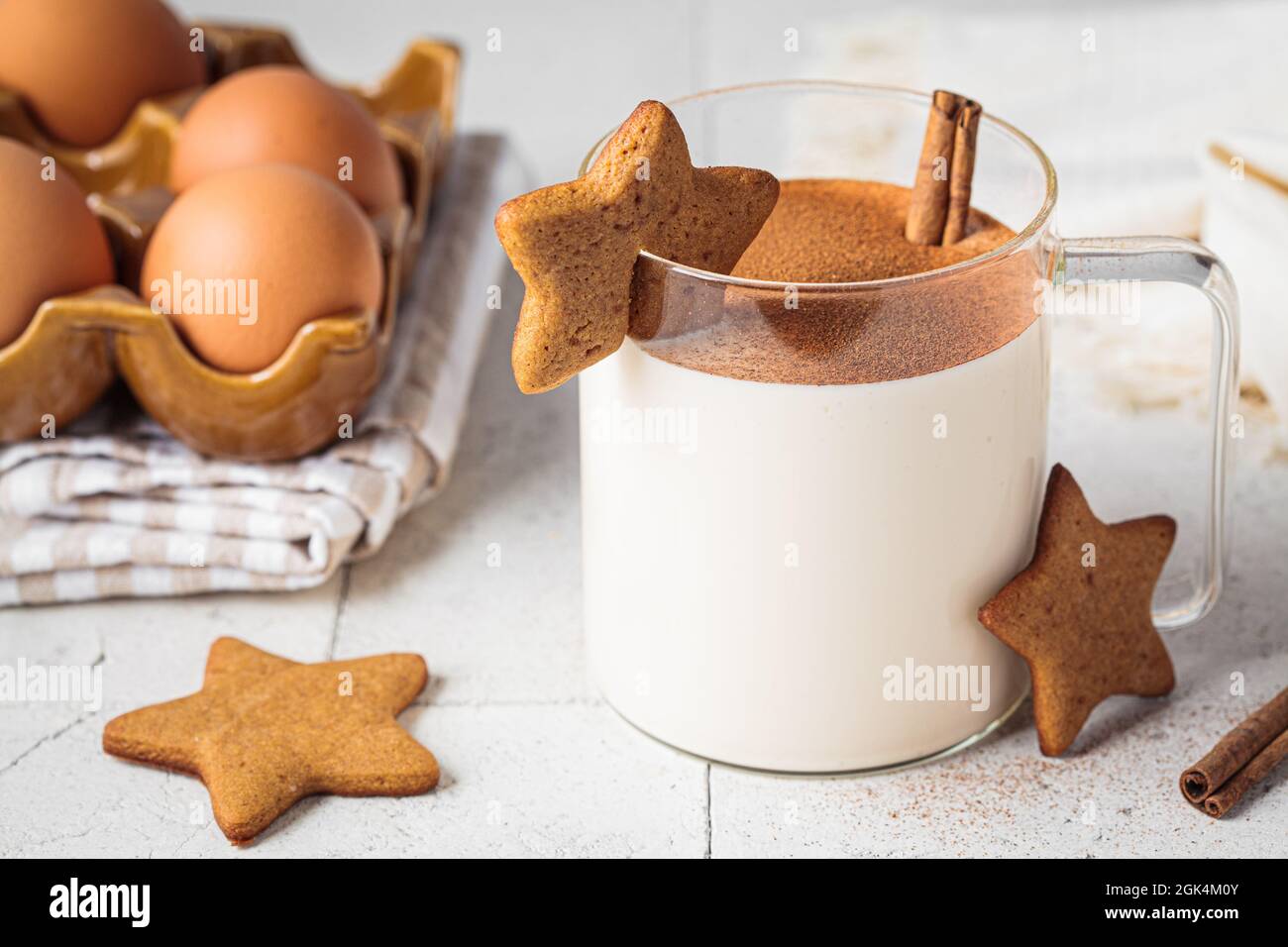 Lait de Noël dans une tasse de verre avec biscuits au pain d'épice. Concept de boisson festive. Banque D'Images