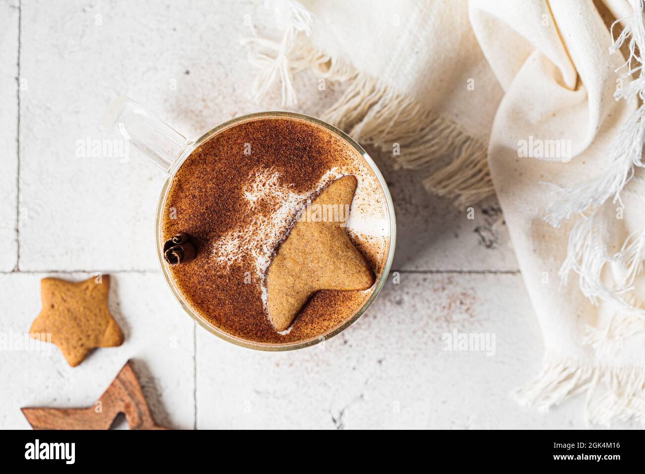 Aubergine de Noël dans une tasse de verre avec biscuits au pain d'épice, vue du dessus. Concept de boisson festive. Banque D'Images