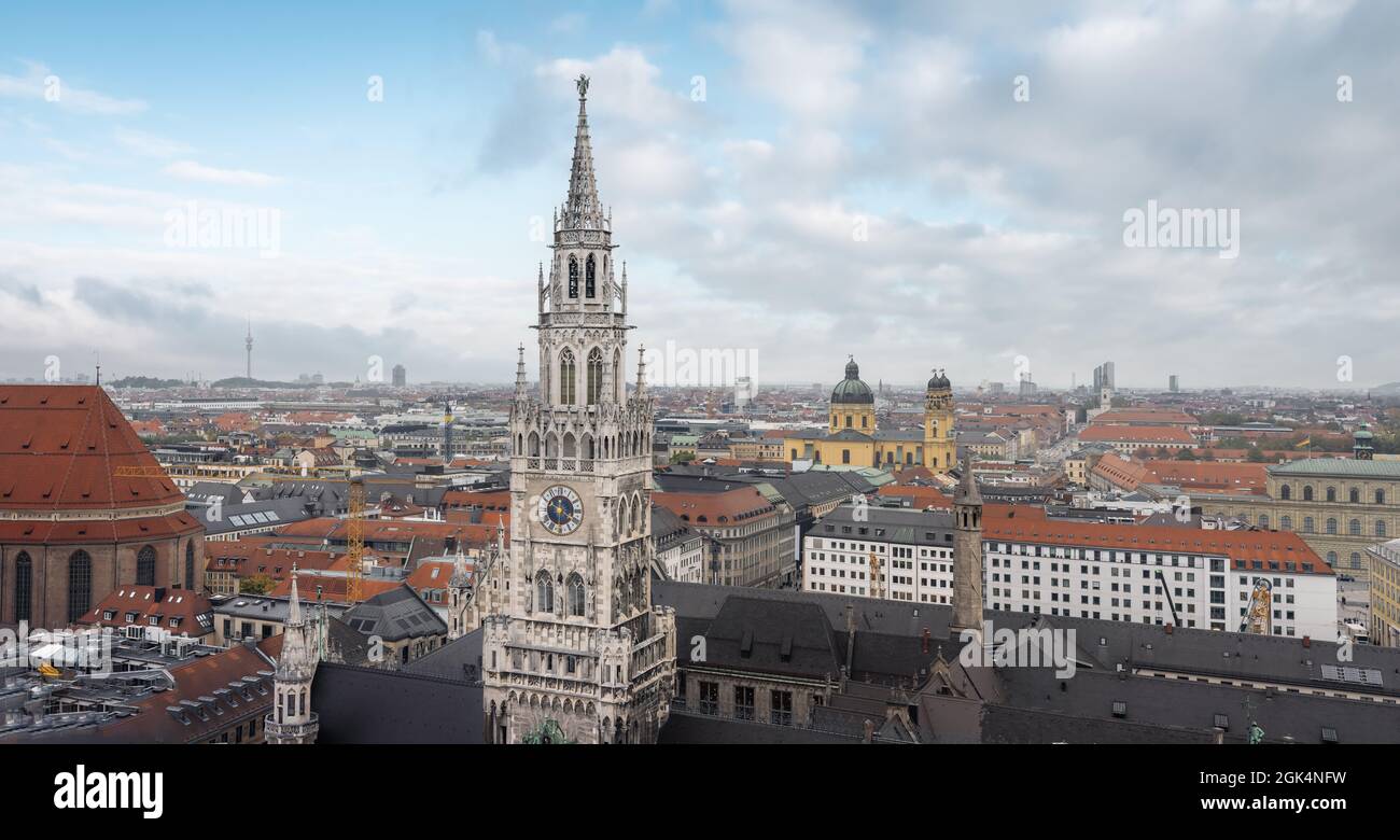 Nouvel hôtel de ville (Neues Rathaus) Tour de l'horloge et vue aérienne de Munich - Munich, Bavière, Allemagne Banque D'Images