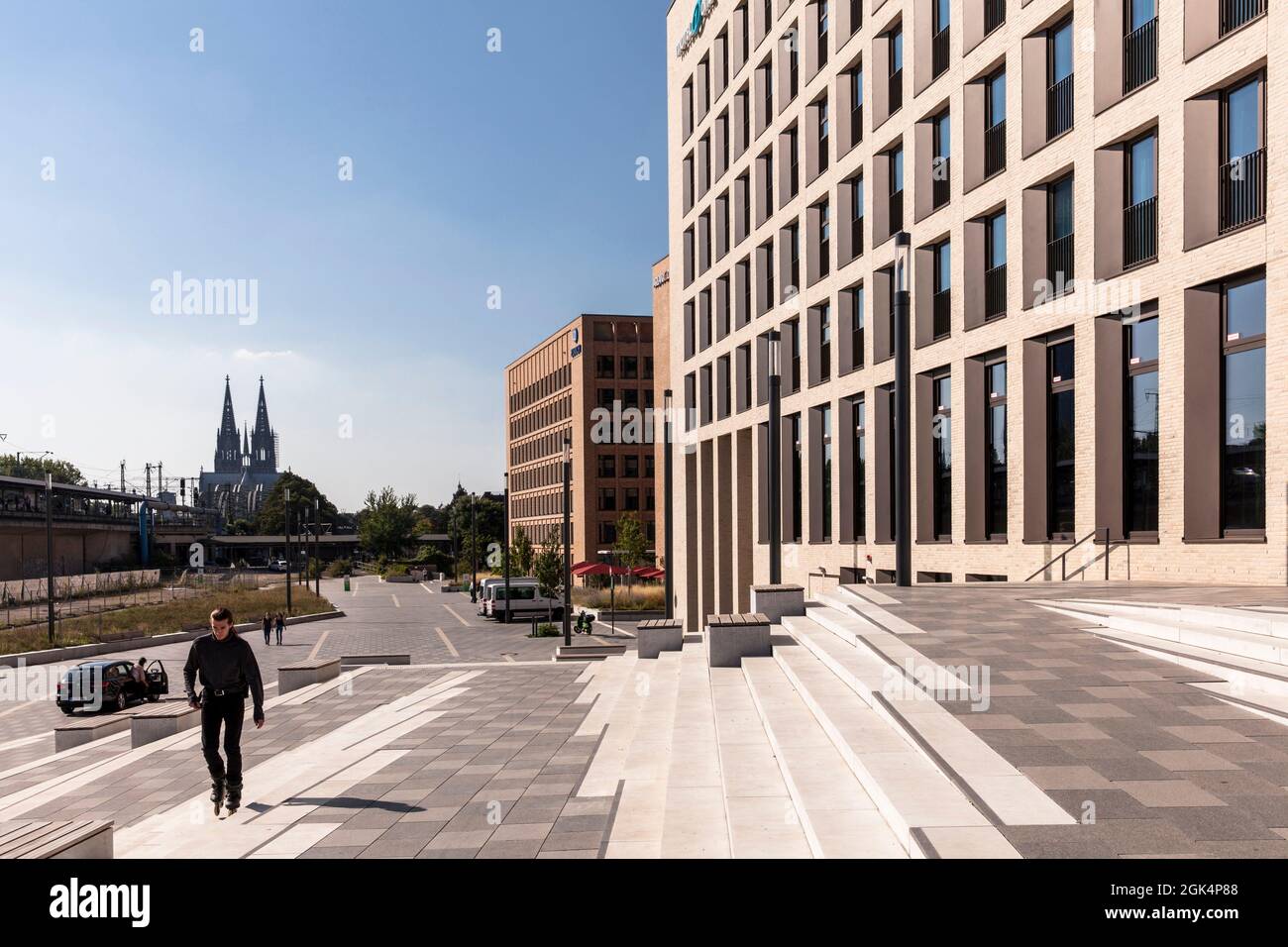 Le Motel One Hôtel dans la MesseCity dans le quartier Deutz, en arrière-plan la cathédrale, Cologne, Allemagne. das Motel One Hôtel dans la MesseCity i Banque D'Images