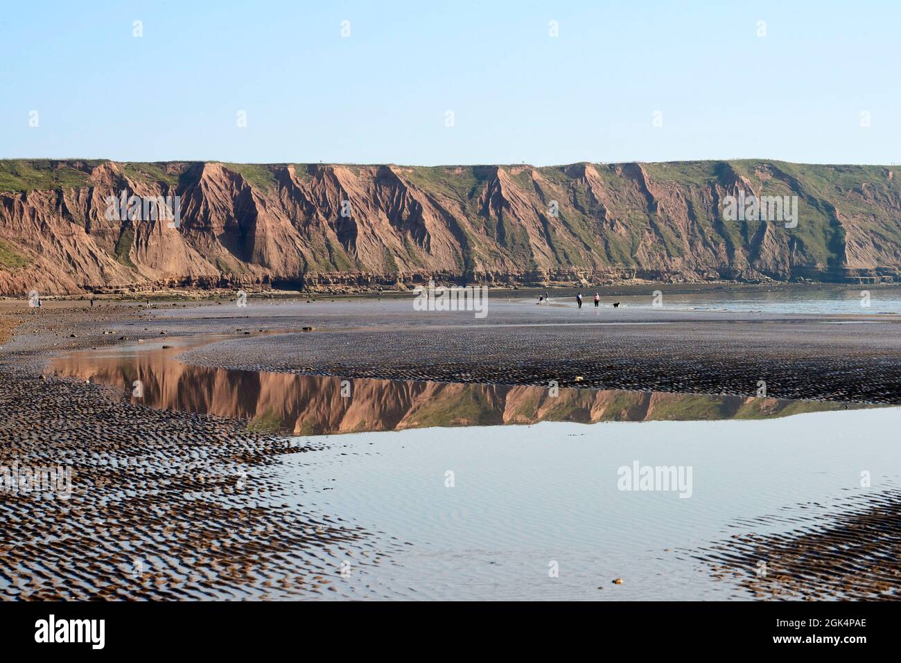 Les falaises de Filey Brigg, Filey Beach, côte est du Yorkshire du Nord, avec des vacanciers, nord de l'Angleterre, Royaume-Uni Banque D'Images