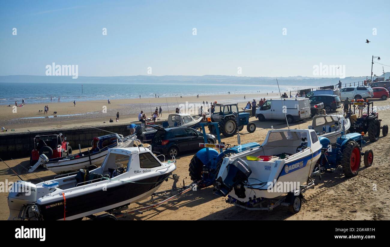Bateaux de pêche à Filey Beach, côte est du Yorkshire du Nord, occupés par des vacanciers, Angleterre du Nord, Royaume-Uni Banque D'Images