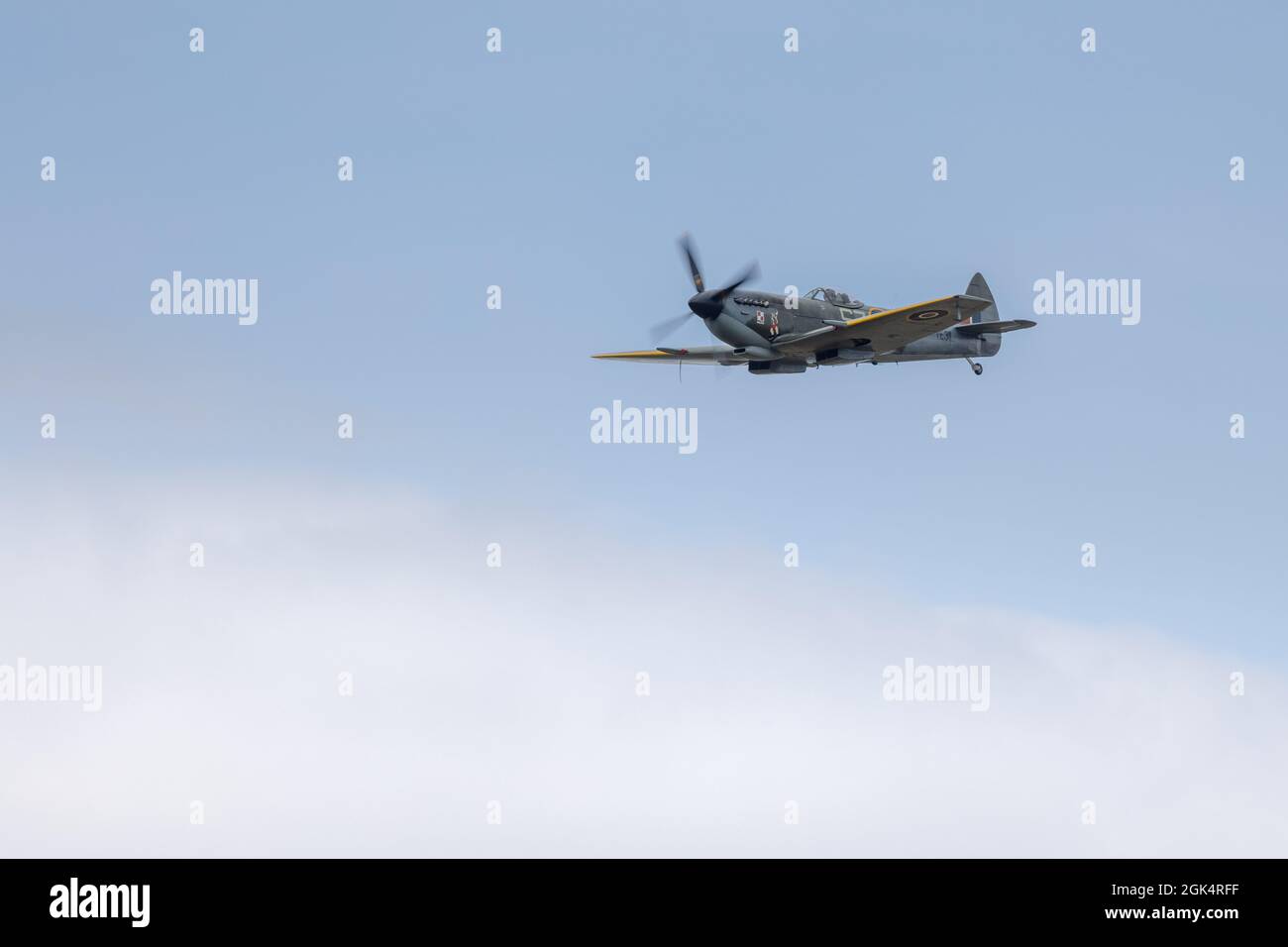 BBMF Supermarine Spitfire TE311 exécutant un flicast au salon de l'air et de la campagne d'Abingdon, le samedi 11 septembre 2021 Banque D'Images