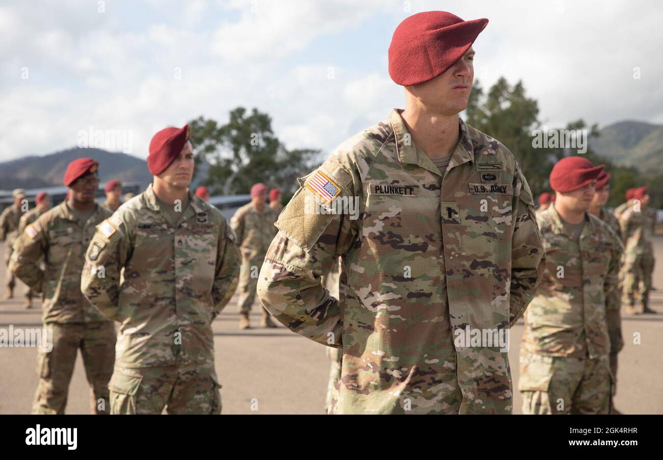 Les parachutistes de l'armée américaine basés en Alaska et du 3e Bataillon, 509e Régiment d'infanterie de parachutisme, 4e équipe de combat de la brigade d'infanterie (Airborne), 25e division d'infanterie, reçoivent des ailes de parachutistes australiennes honorifiques lors d'une cérémonie de remise de prix dans le cadre de l'exercice Talisman Sabre 21 à la caserne de Lavarack à Townsville, Queensland, Australie, le 1er août 2021. Les parachutistes de l’armée américaine ont gagné leurs ailes de parachutistes australiennes honorifiques le 28 juillet 2021, où ils ont mené une opération de parachute pour sécuriser le « Drop zone Kangaroo » près de Charter Towers, Queensland, Australie. TS21 soutient la stratégie de défense nationale des États-Unis b Banque D'Images