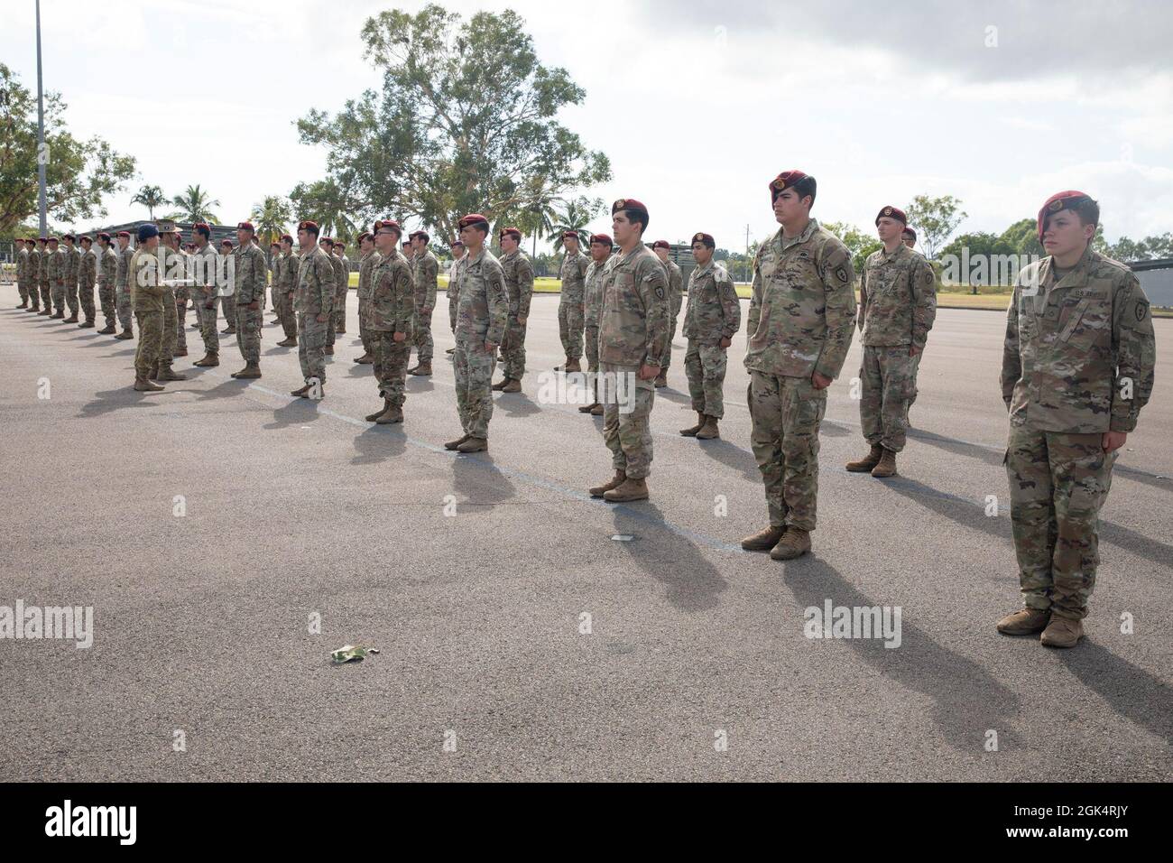 Le major général de l'armée australienne Jake Ellwood, commandant de la Force opérationnelle interarmées 660, décerne des ailes de parachutistes australiennes honorifiques à des parachutistes de l'armée américaine avec le 3e Bataillon, 509e Régiment d'infanterie de parachutisme, 4e équipe de combat d'infanterie (aéroporté), 25e Division d'infanterie, Lors d'une cérémonie de remise des prix dans le cadre de l'exercice Talisman Sabre 21 à la caserne de Lavarack à Townsville, Queensland, Australie, le 1er août 2021. Les parachutistes de l’armée américaine ont gagné leurs ailes de parachutistes australiennes honorifiques le 28 juillet 2021, où ils ont mené une opération de parachute pour sécuriser le « Drop zone Kangaroo » près de Charter Towers, Queens Banque D'Images