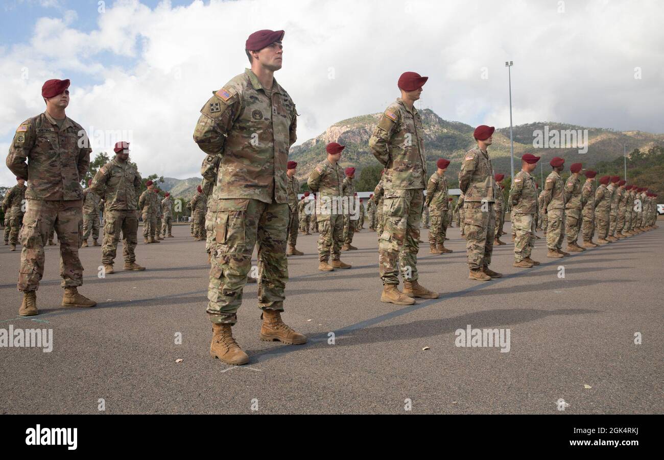 Les parachutistes de l'armée américaine basés en Alaska et du 3e Bataillon, 509e Régiment d'infanterie de parachutisme, 4e équipe de combat de la brigade d'infanterie (Airborne), 25e division d'infanterie, reçoivent des ailes de parachutistes australiennes honorifiques lors d'une cérémonie de remise de prix dans le cadre de l'exercice Talisman Sabre 21 à la caserne de Lavarack à Townsville, Queensland, Australie, le 1er août 2021. Les parachutistes de l’armée américaine ont gagné leurs ailes de parachutistes australiennes honorifiques le 28 juillet 2021, où ils ont mené une opération de parachute pour sécuriser le « Drop zone Kangaroo » près de Charter Towers, Queensland, Australie. TS21 soutient la stratégie de défense nationale des États-Unis b Banque D'Images