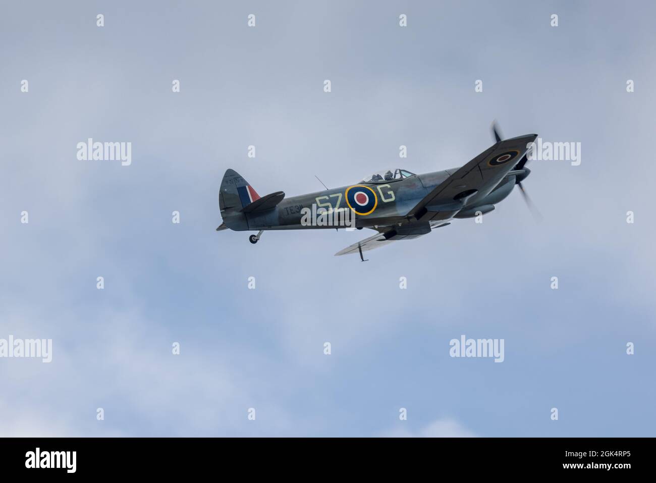 BBMF Supermarine Spitfire TE311 exécutant un flicast au salon de l'air et de la campagne d'Abingdon, le samedi 11 septembre 2021 Banque D'Images