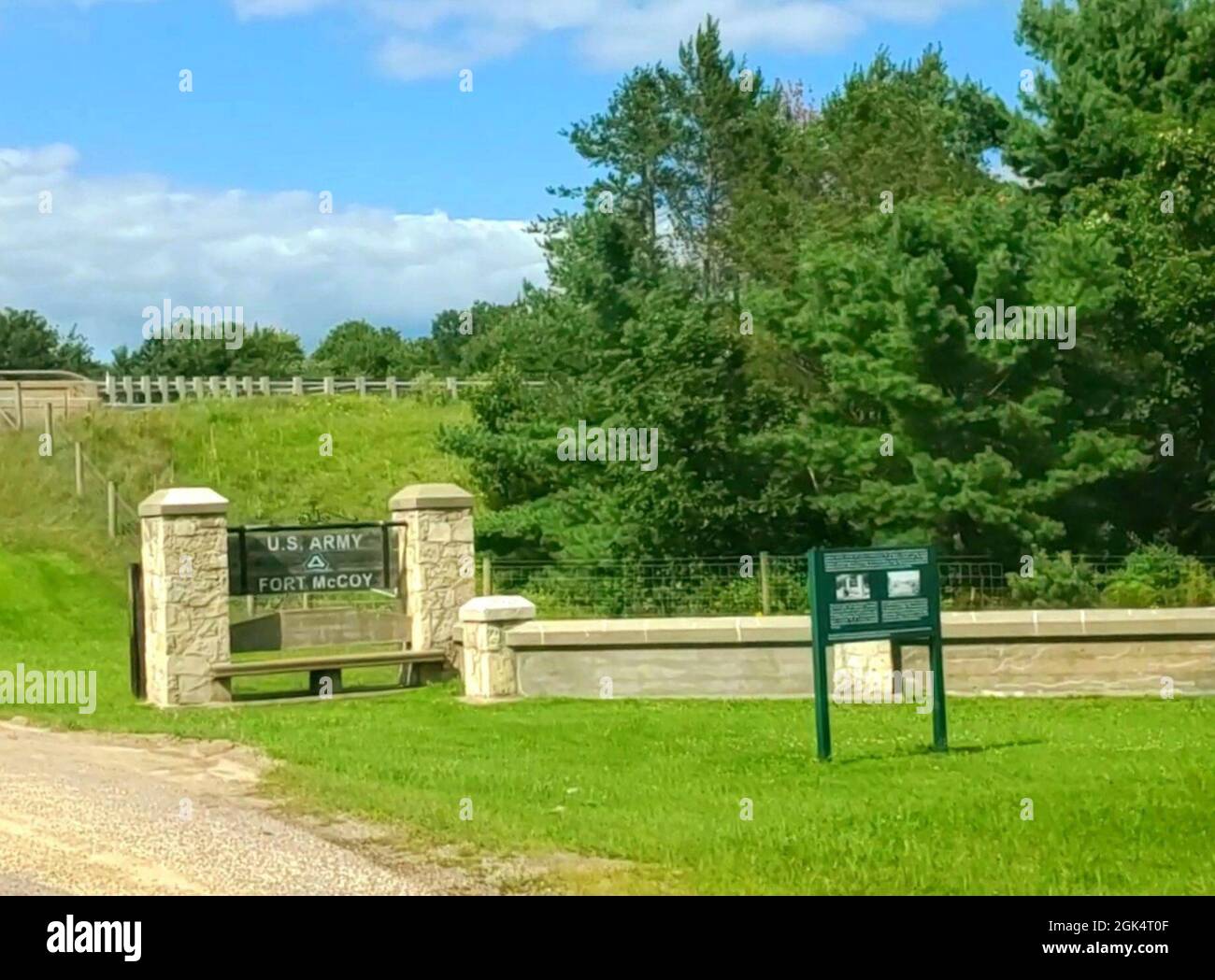 Une section d'entrée construite par l'Administration des travaux en 1941 est présentée à South Post près de l'autoroute 16 le 1er août 2021, à fort McCoy, Wisconsin, de 1935 à 1941, L’Administration du progrès des travaux a apporté d’importantes contributions aux efforts de défense de la nation et, à fort McCoy, a participé à de nombreux projets, dont la construction de cette section d’entrée. Banque D'Images