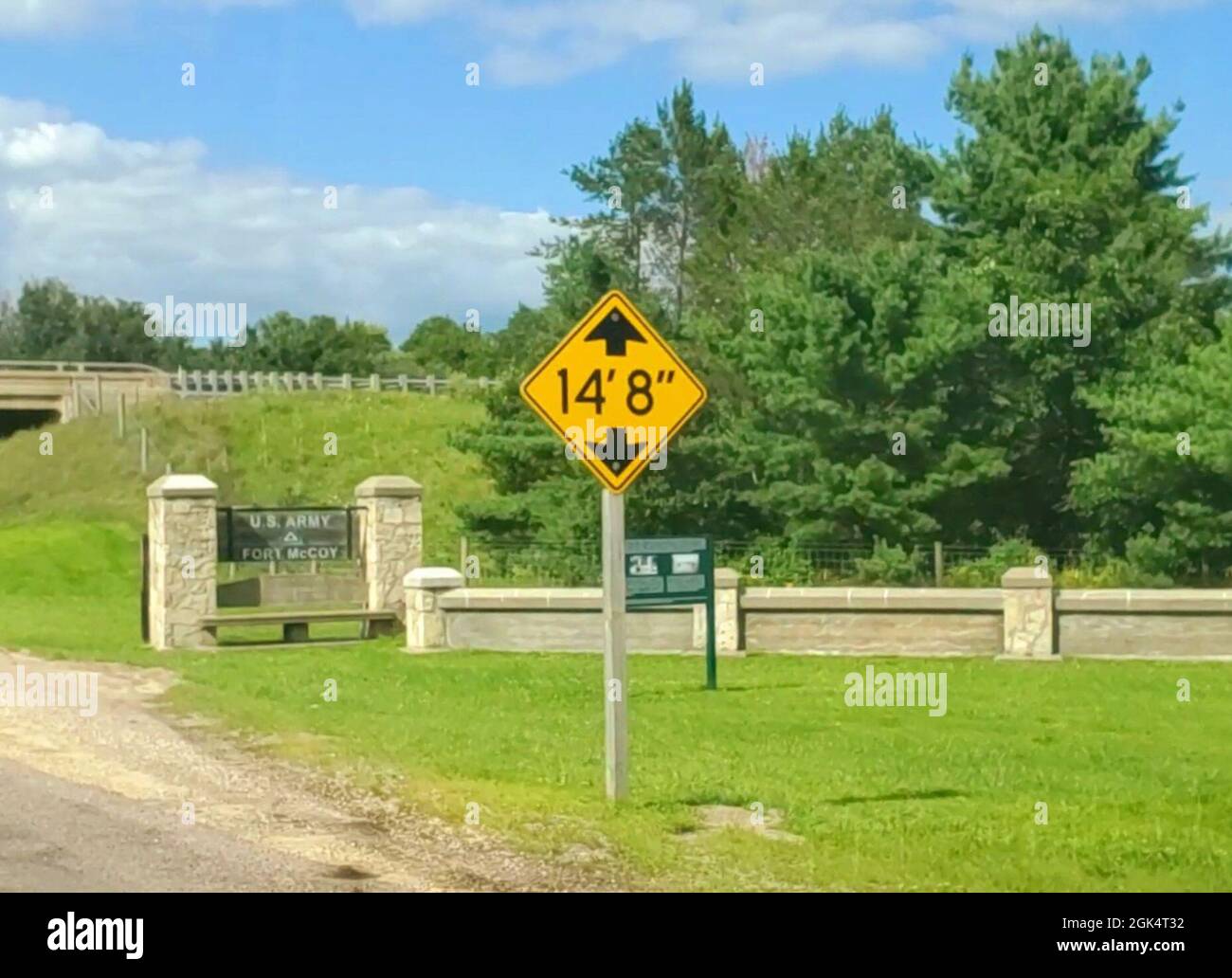 Une section d'entrée construite par l'Administration des travaux en 1941 est présentée à South Post près de l'autoroute 16 le 1er août 2021, à fort McCoy, Wisconsin, de 1935 à 1941, L’Administration du progrès des travaux a apporté d’importantes contributions aux efforts de défense de la nation et, à fort McCoy, a participé à de nombreux projets, dont la construction de cette section d’entrée. Banque D'Images