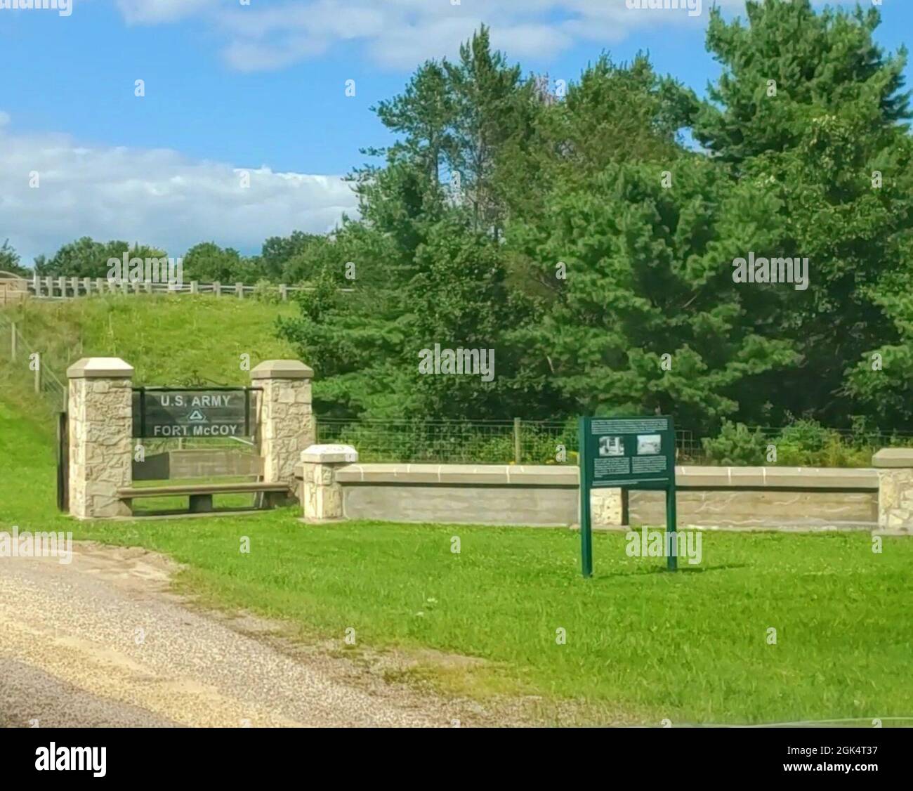 Une section d'entrée construite par l'Administration des travaux en 1941 est présentée à South Post près de l'autoroute 16 le 1er août 2021, à fort McCoy, Wisconsin, de 1935 à 1941, L’Administration du progrès des travaux a apporté d’importantes contributions aux efforts de défense de la nation et, à fort McCoy, a participé à de nombreux projets, dont la construction de cette section d’entrée. Banque D'Images