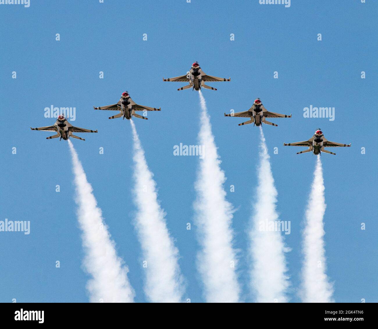 L'escadron de démonstration aérienne de la Force aérienne des États-Unis « Thunderbirds » effectue une série de manœuvres pour les spectateurs au salon de l'aéronautique international de l'Oregon, à McMinnville, en Oregon, le 1er août 2021. Le spectacle au volant a permis aux spectateurs de garer leur voiture et d'assister à un spectacle de style hayon depuis le parking. Banque D'Images