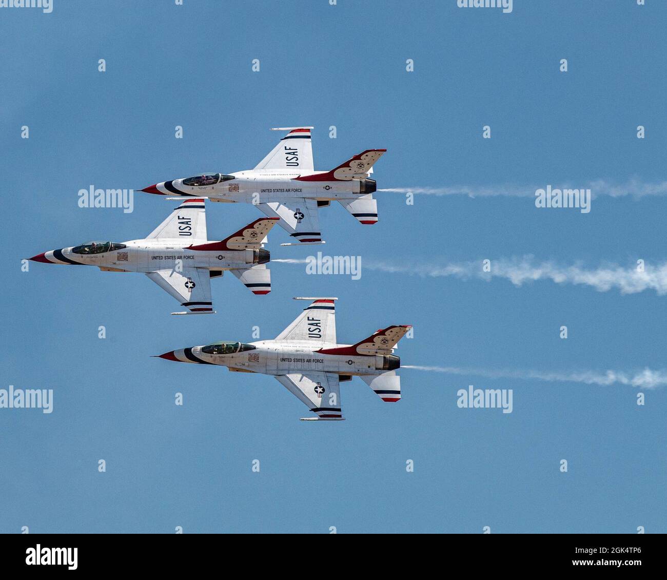 L'escadron de démonstration aérienne de la Force aérienne des États-Unis « Thunderbirds » effectue une série de manœuvres pour les spectateurs au salon de l'aéronautique international de l'Oregon, à McMinnville, en Oregon, le 1er août 2021. Le spectacle au volant a permis aux spectateurs de garer leur voiture et d'assister à un spectacle de style hayon depuis le parking. Banque D'Images