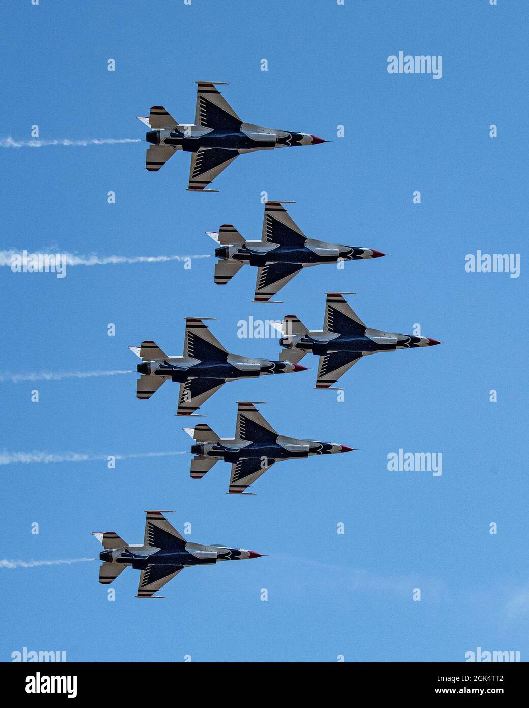 L'escadron de démonstration aérienne de la Force aérienne des États-Unis « Thunderbirds » effectue une série de manœuvres pour les spectateurs au salon de l'aéronautique international de l'Oregon, à McMinnville, en Oregon, le 1er août 2021. Le spectacle au volant a permis aux spectateurs de garer leur voiture et d'assister à un spectacle de style hayon depuis le parking. Banque D'Images