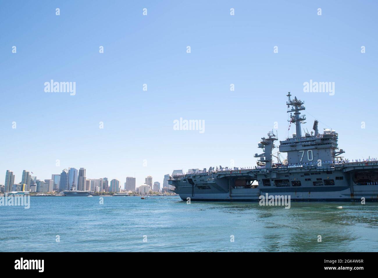 210802-N-GR718-0121 SAN DIEGO (2 août 2021) les marins sont les rails du porte-avions de la classe Nimitz USS Carl Vinson (CVN 70). Le Groupe de grève des transporteurs Carl Vinson (CVCSG), dirigé par le Groupe de grève des transporteurs (CSG) 1, a été déployé à partir de San Diego pour soutenir les opérations de sécurité maritime mondiales. Banque D'Images