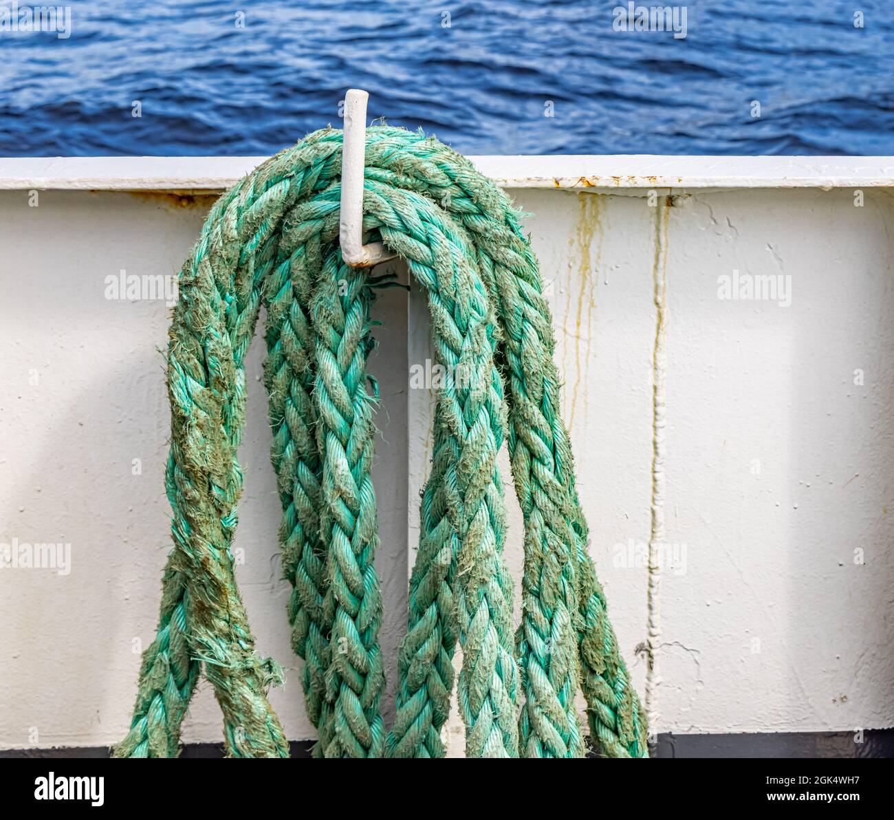 ligne tressée en nylon vert suspendue sur le pont d'un bateau Banque D'Images