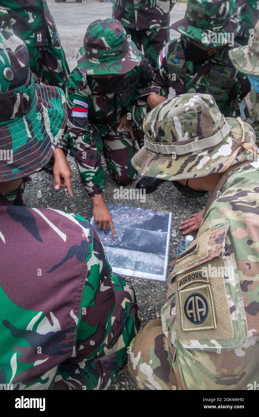 Les parachutistes de l'armée américaine affectés au 1er Escadron, 73e Régiment Calvaire, 2e équipe de combat de la brigade, 82e Division aéroportée, ont combiné une répétition d'armes avec les forces armées indonésiennes pendant l'Ecercise Garuda Shield 21 à la base aérienne d'Anderson, Guam, le 1er août 2021. Garuda Shield 21 est un exercice conjoint avec Tentara Nasional Indonésie (Forces armées indonésiennes) visant à accroître l'interopérabilité aérienne. Banque D'Images