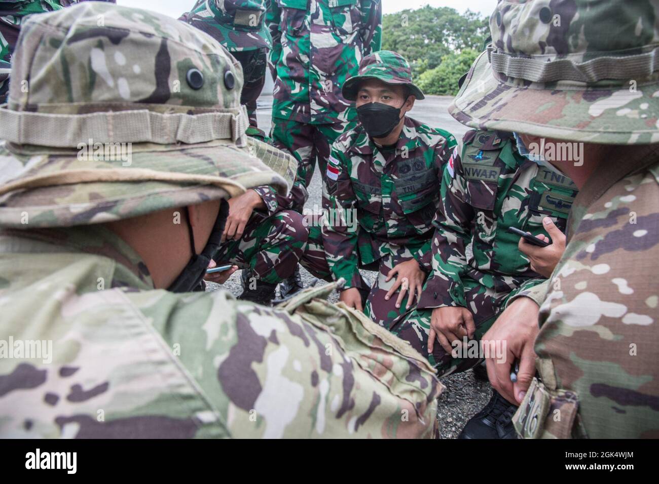 Les parachutistes de l'armée américaine affectés au 1er Escadron, 73e Régiment Calvaire, 2e équipe de combat de la brigade, 82e Division aéroportée, ont combiné une répétition d'armes avec les forces armées indonésiennes pendant l'Ecercise Garuda Shield 21 à la base aérienne d'Anderson, Guam, le 1er août 2021. Garuda Shield 21 est un exercice conjoint avec Tentara Nasional Indonésie (Forces armées indonésiennes) visant à accroître l'interopérabilité aérienne. Banque D'Images