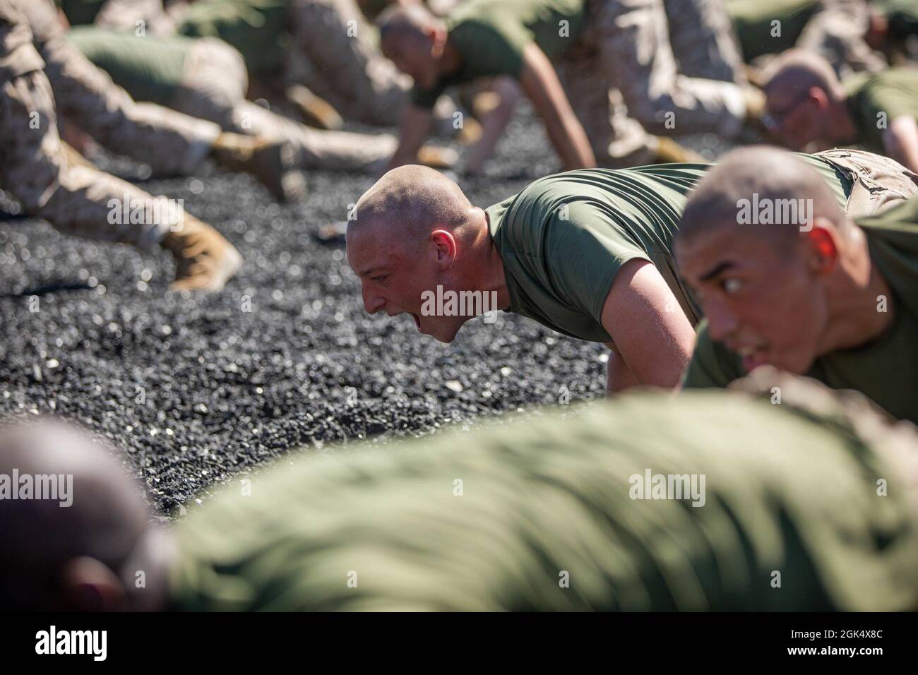 Le corps des Marines des États-Unis recrute avec Golf Company, 2e Bataillon d'entraînement des recrues, effectue un exercice lors d'une séance de formation du Marine corps Martial Arts Program au Marine corps Recruit Depot, San Diego, le 2 août 2021. Tout au long de la formation, les recrues participent à de nombreuses séances du PACSM afin de se préparer à leur test final du PACSM. Banque D'Images