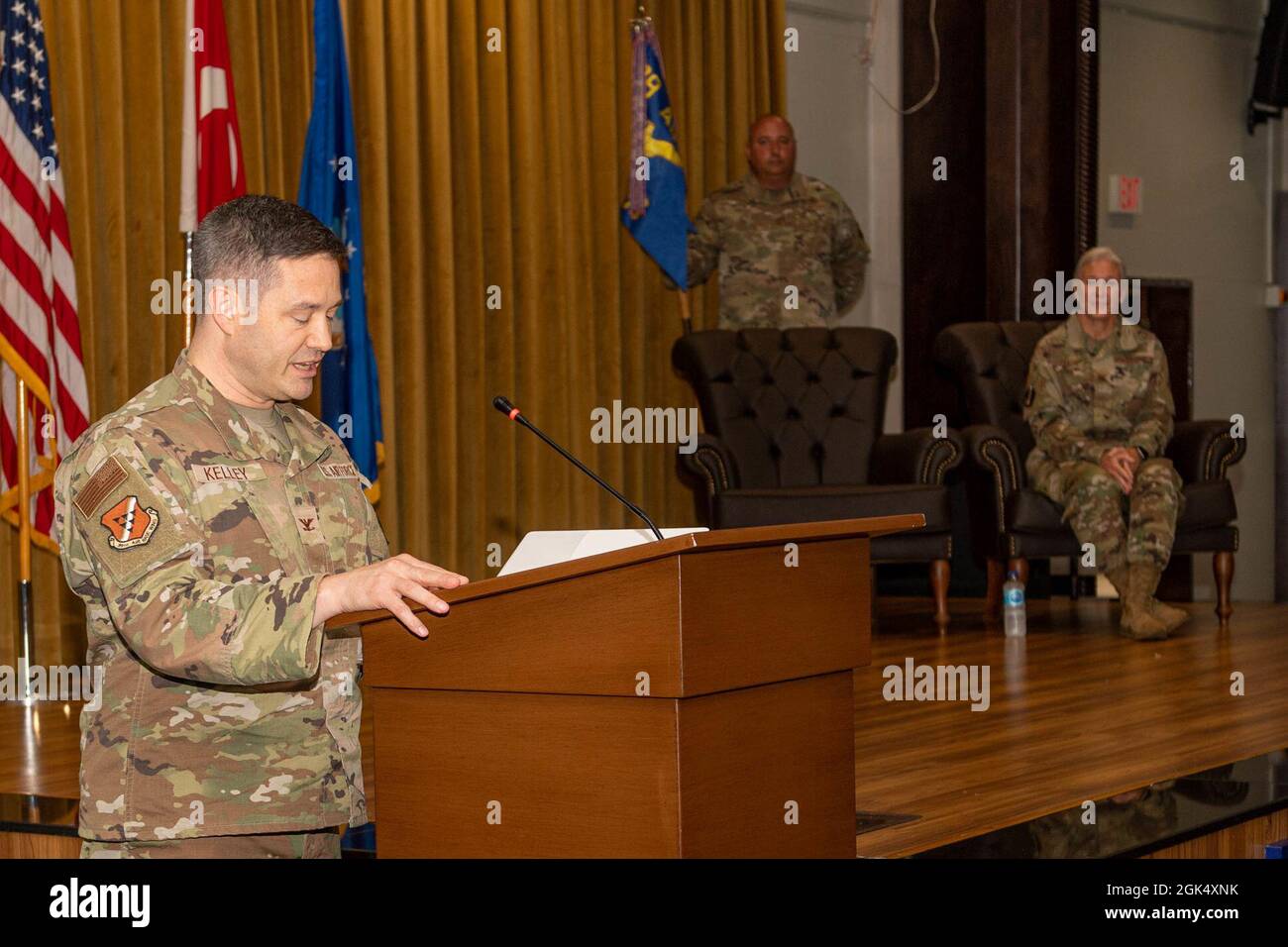 Le colonel John Kelly, vice-commandant de la 39e Escadre de la base aérienne, prend la parole lors de la cérémonie d'accession au commandement du 39e Groupe de soutien de la mission à la base aérienne d'Incirlik, en Turquie, le 2 août 2021. Le colonel Angela Herron a pris le commandement du 39e MSG. Elle a auparavant occupé le poste de chef, Forces aériennes de la mobilité, Division de la gestion du portefeuille de la technologie de l'information, Direction des communications, Commandement de la mobilité aérienne. Banque D'Images