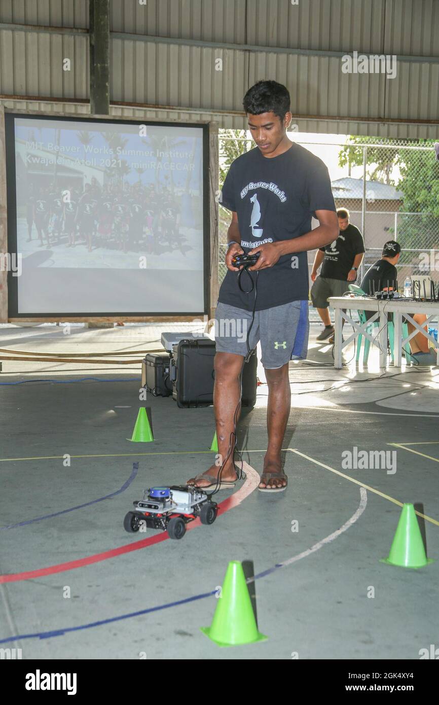Jesse Mote, étudiante au lycée d'Ebeye, conduit sa voiture d'équipe à travers un point de contrôle au cours de la période d'essais pré-finale pour le Massachusetts Institute of Technology Lincoln Laboratory Beaver Works Summer Institute - Autonomous RACECAR Grand Prix 2 août 2021. Des élèves du secondaire d'Ebeye et de Kwajalein ont présenté le travail d'équipe technologique et les compétences de codage pour les parents et les amis au complexe sportif de Jabro après l'aboutissement de l'institut d'été de plusieurs semaines. Banque D'Images