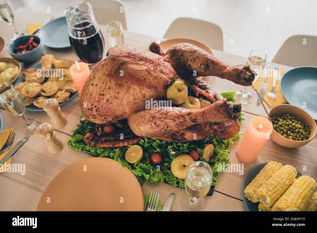 Photo de gros poulet frit savoureux couché grâce à donner la table prête pour une réunion de famille amicale à l'intérieur de la salle de la maison Banque D'Images