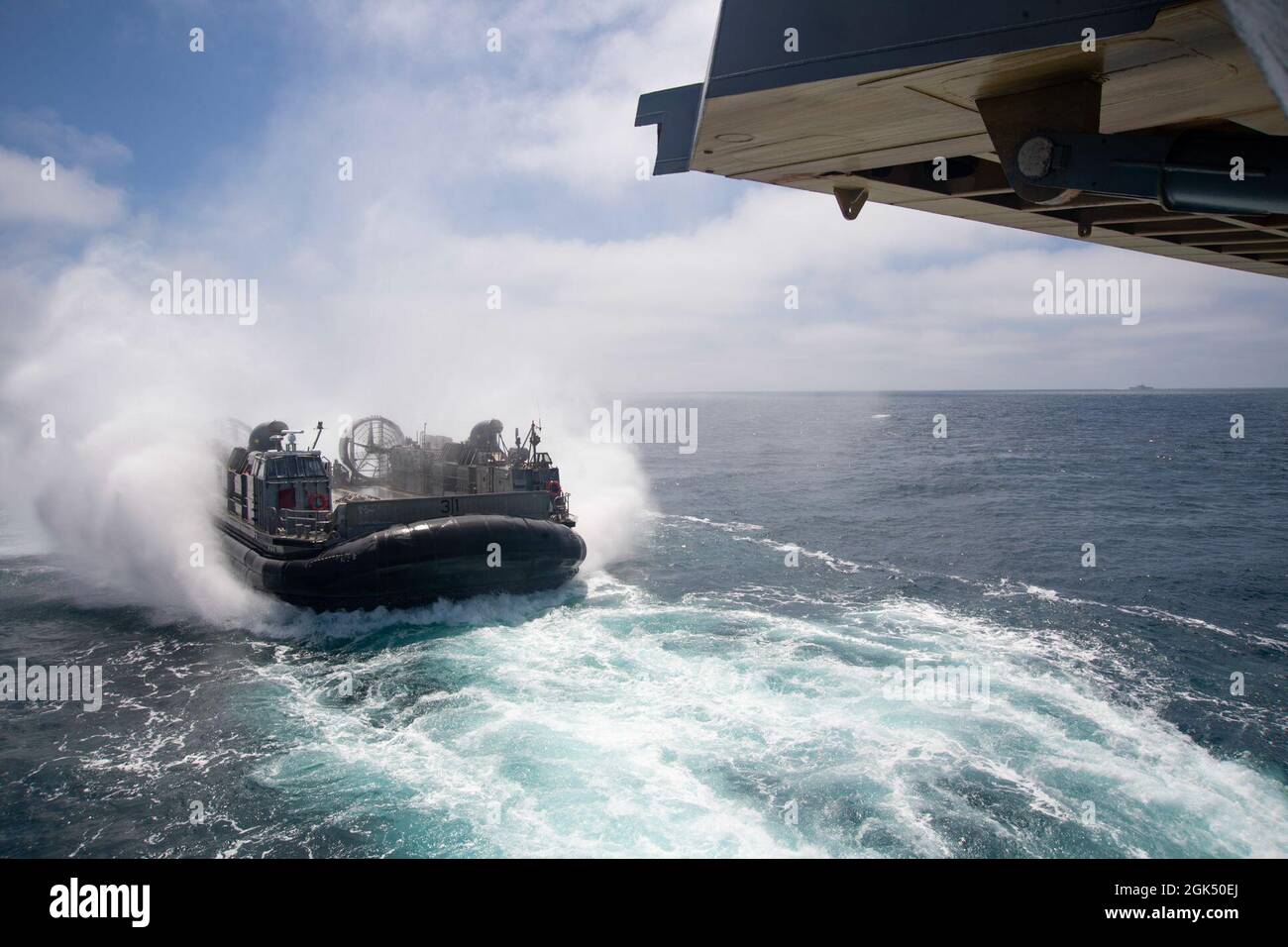 210803-N-FO865-2087 OCÉAN PACIFIQUE (août 3, 2021) – U.S. Navy Landing Craft, Air Cushion 31, affecté à l'unité d'embarcation d'assaut 5, approche du pont de puits du navire de quai de transport amphibie USS San Diego (LPD 22), août 3. San Diego mène actuellement des opérations de routine dans la 3e flotte américaine. Banque D'Images