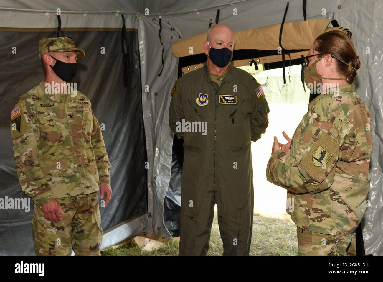 Le Colonel Gunnar Kiersey de l'armée américaine, conseiller principal au bureau du chirurgien général de l'armée, U.S. Army Medical Command, Arlington, Virginia, Et de la U.S. Air Force, le colonel Sidney Martin, directeur médical de Northern Strike 21-2, de la Garde nationale du Michigan, salue le capitaine de l'armée américaine Miranda Young, commandant de la 205e Medical Company Ground Ambulance, St. Louis, Missouri, lors de la grève du Nord 21-2 au Camp Grayling joint Mormaniement Training Center, Grayling, Michigan, le 3 août 2021. Northern Strike maximise la préparation au combat en offrant une formation adaptable et rentable, allant de tactiques individualisées Banque D'Images