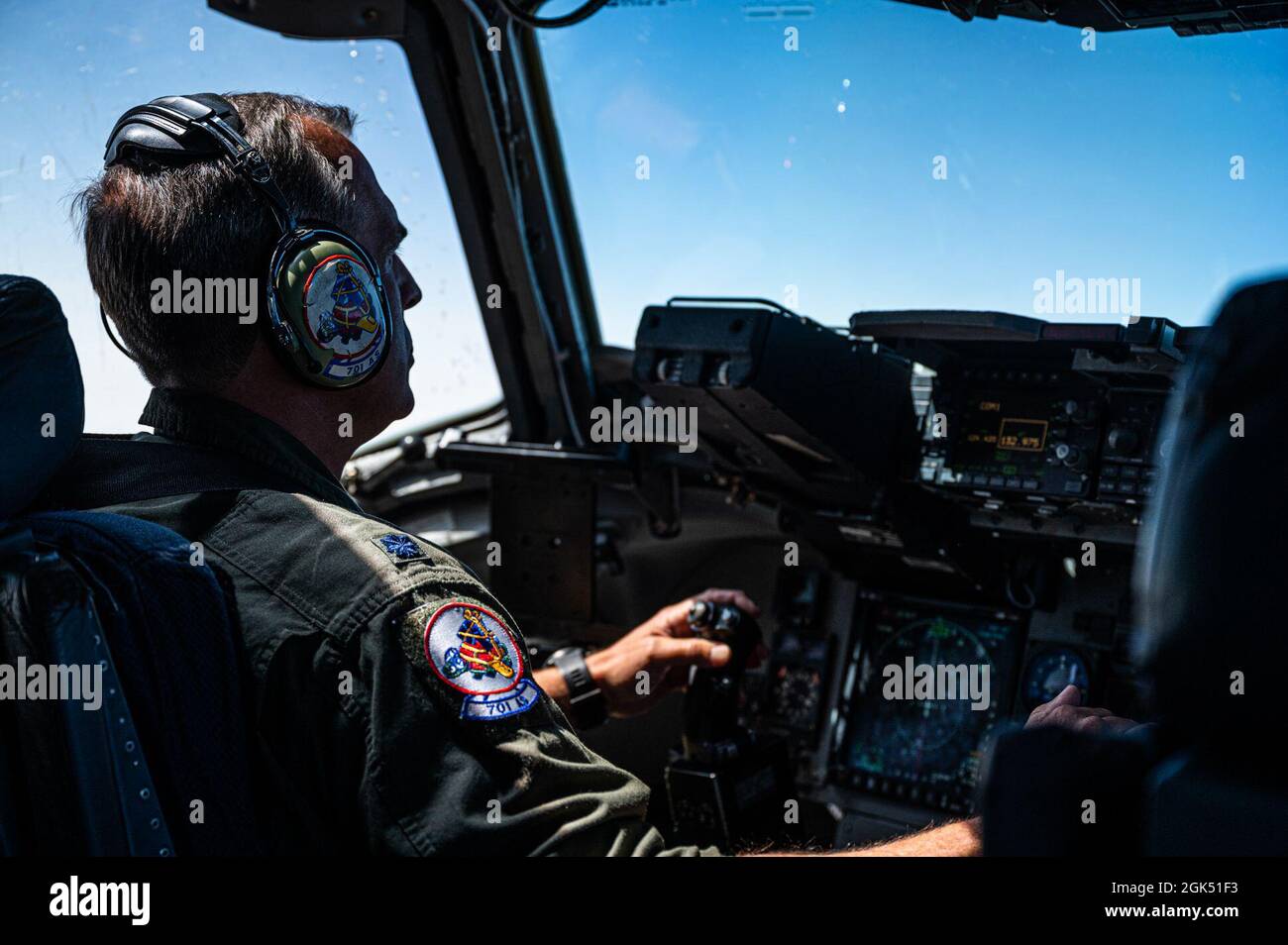 Le lieutenant-colonel Trey Adams, de la Réserve de la Force aérienne des États-Unis, pilote du 701e Escadron de transport aérien C-17, pilote d'une AFRC C-17 Globemaster III des États-Unis, affecté à la 437e Escadre de transport aérien et à la 315e Escadre de transport aérien, base conjointe Charleston (Caroline du Sud), qui reçoit du carburant d'un agent de la U.S. Air National Guard-KC-135R Stratotanker, Affecté à la 121e Escadre de ravitaillement en vol, ANG de l'Ohio au-dessus du sud-est des États-Unis le 3 août 2021. Le C-17 a été exploité par la 701e AS de la Réserve aérienne des États-Unis. Banque D'Images