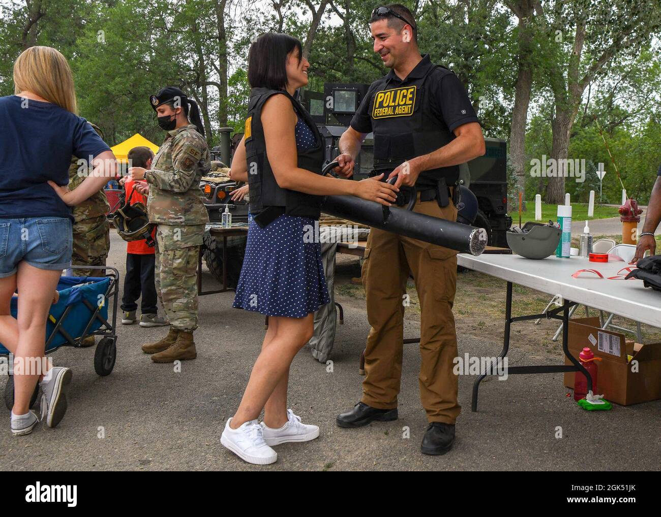 Le Service de police de Minot organise la soirée nationale au parc Roosevelt le 3 août 2021, à Minot, Dakota du Nord. Événement annuel de Minot depuis 2010, il encourage les partenariats entre la police et la communauté et présente l'hélicoptère Criticaire NorthStar, les premiers intervenants, la musique, les jeux, la nourriture, Prix, stands éducatifs, démonstrations K-9, véhicules blindés et équipement des forces de l'ordre, y compris les forces de sécurité de la Force aérienne des États-Unis et le Bureau des enquêtes spéciales. Banque D'Images