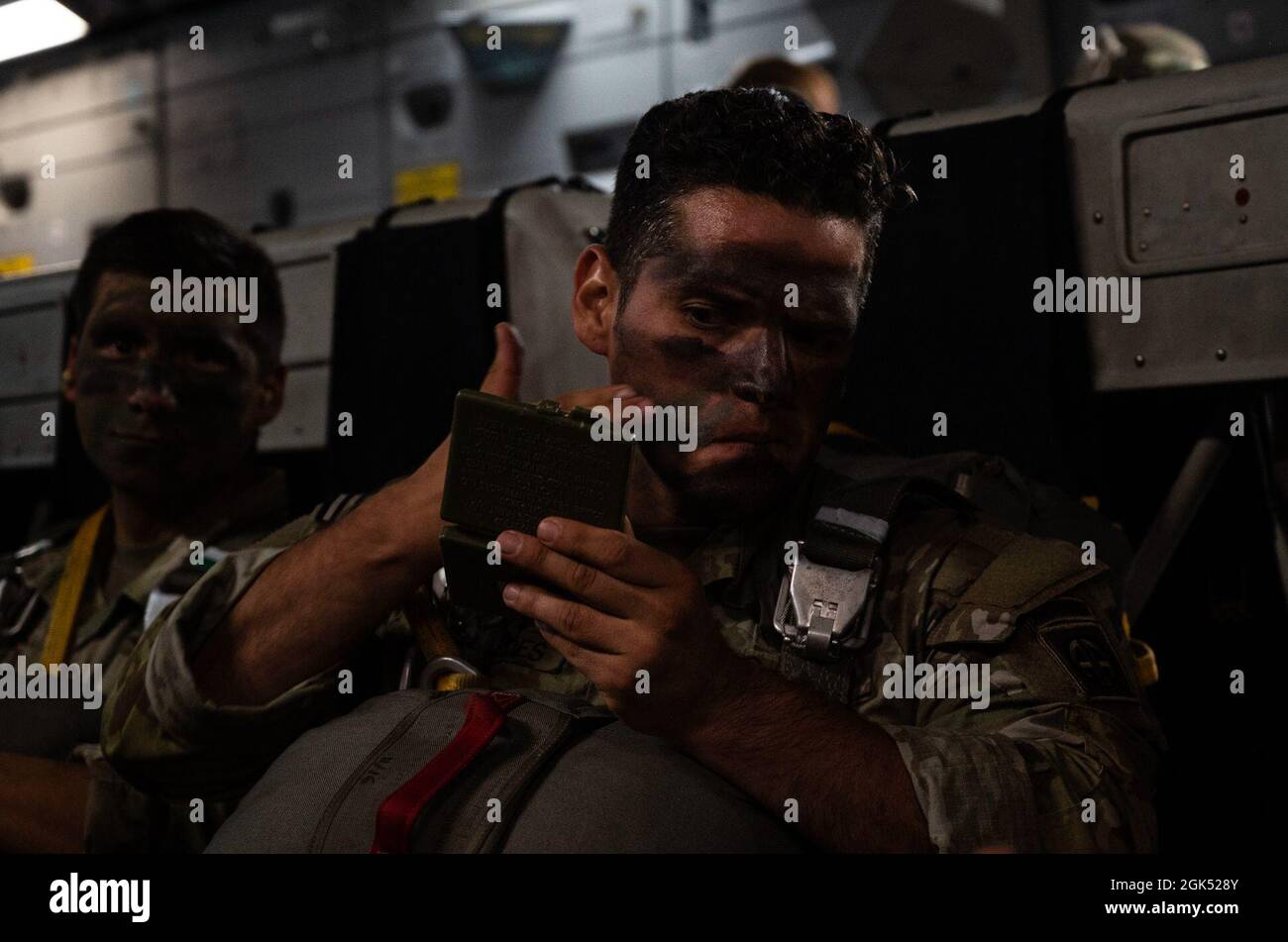 Un soldat américain de la 82e division aéroportée applique un camouflage avant un saut de ligne statique d'un C-17 Globemaster III au-dessus de l'Indonésie pendant l'exercice Garuda Shield 21, le 4 août 2021. Garuda Shield 21 est un exercice de l'armée américaine parrainé par le Pacifique, qui a impliqué environ 1,000 soldats américains et 850 soldats indonésiens, qui ont amélioré les capacités d'interopérabilité combinée par l'entraînement et l'échange culturel. Cet exercice a continué de solidifier le Partenariat américain-indonésien pour la défense majeure et la coopération avancée en faveur d'une région libre et ouverte de l'Indo-Pacifique. Banque D'Images