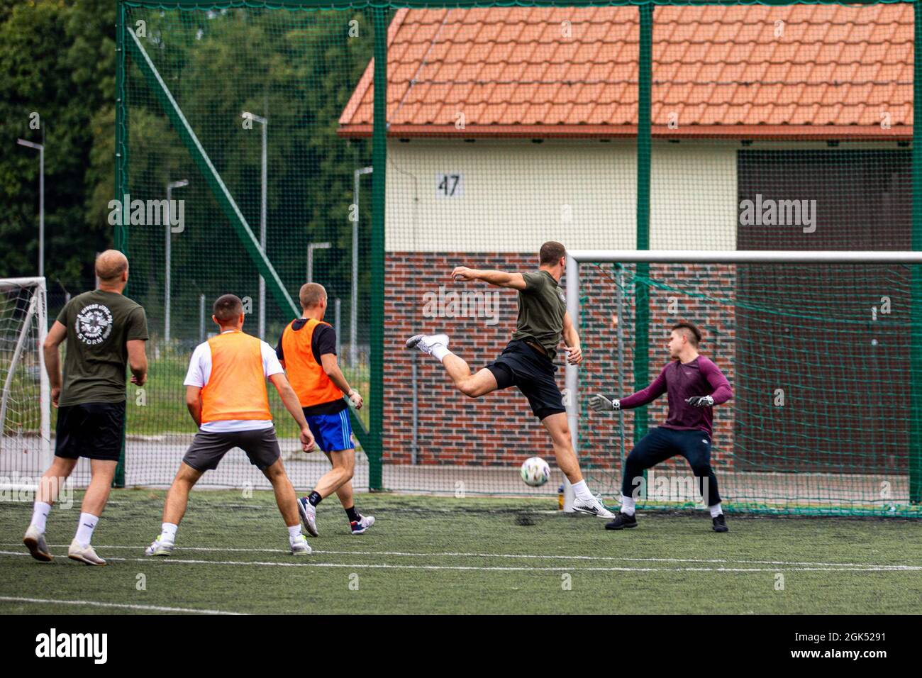 Croatie des soldats des forces terrestres de Storm Battery jouent au football (soccer) pendant une journée de sport à la zone d'entraînement de Bemowo Piskie, Pologne, le 4 août 2021. Le groupe de combat Pologne a célébré la Journée croate de la victoire et de la gratitude de la patrie et s'est joint aux Croates pour célébrer la Journée des vétérans de guerre croates dans la zone d'entraînement de Bemowo Piskie, du 4 au 5 août 2021. LES SOLDATS AMÉRICAINS, britanniques et roumains se sont joints aux Croates pour un tournoi de football, de volley-ball et de bocce qui a permis de construire l'unité et le partenariat du groupe de combat. Banque D'Images
