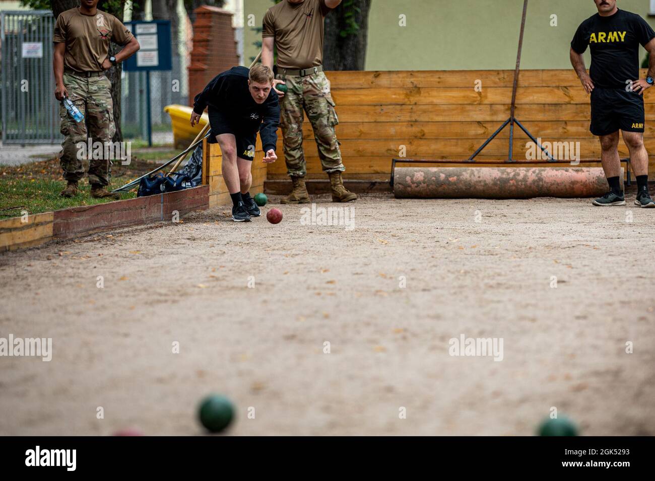 PFC de l'armée américaine. Daniel Easley, du 3e Bataillon, 161e Régiment d’infanterie, joue du boulodrome au cours d’une journée sportive célébrant le jour de la victoire de la Croatie dans la zone d’entraînement de Bemowo Piskie, Pologne, le 4 août 2021. Le groupe de combat Pologne a célébré la Journée croate de la victoire et de la gratitude de la patrie et s'est joint aux Croates pour célébrer la Journée des vétérans de guerre croates dans la zone d'entraînement de Bemowo Piskie, du 4 au 5 août 2021. LES soldats AMÉRICAINS et roumains se sont joints aux Croates pour un tournoi de football, de volley-ball et de bocce qui a permis de construire l'unité et le partenariat du groupe de combat. Banque D'Images
