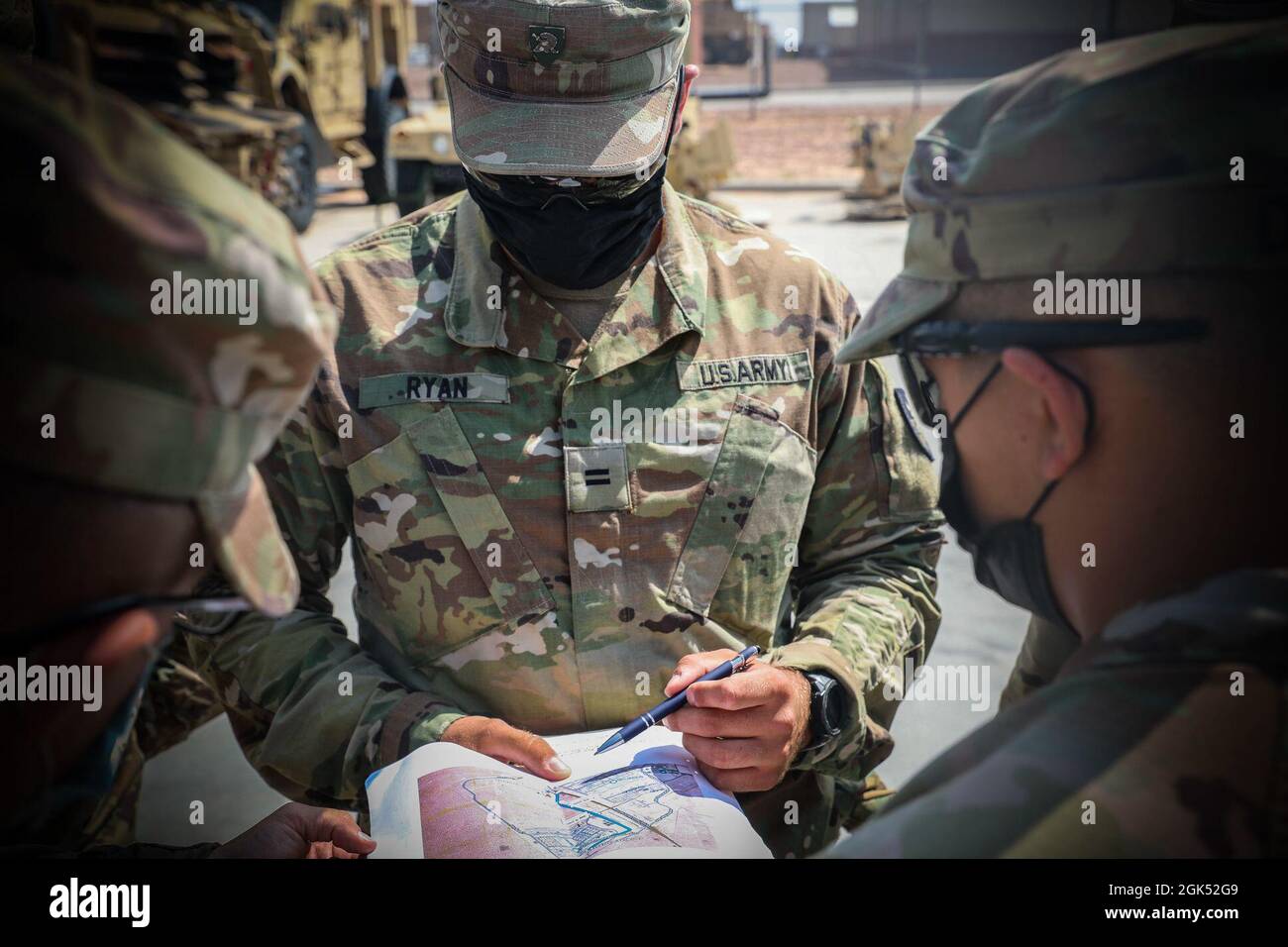 Le cadet de l'Académie militaire des États-Unis, Keegan Ryan, dirige des opérations de convoi avec des soldats du 4e Bataillon, 27e Régiment d'artillerie de campagne, 2e équipe de combat de brigade blindée, 1re Division blindée, fort Bliss, Texas, août 3, 2021. Ryan a passé son été dans le programme de formation des chefs de troupe des cadets (CTLT) en compagnie d'un officier subalterne. Cette formation est conçue pour donner aux cadets une expérience pratique dans différentes branches de l'Armée de terre pour voir ce qu'elle est en tant que chef de peloton. Banque D'Images