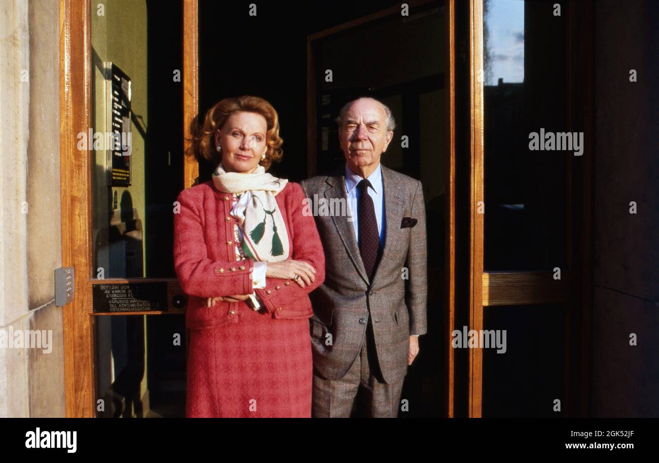 Prinz Sigvard Bernadotte mit seiner dritten Ehefrau Gullan Marianne Lindberg à Stockholm, Schweden 1985. Sigvard le prince Bernadotte avec sa troisième femme Gullan Marianne Lindberg à Stockholm, Suède 1985. Banque D'Images