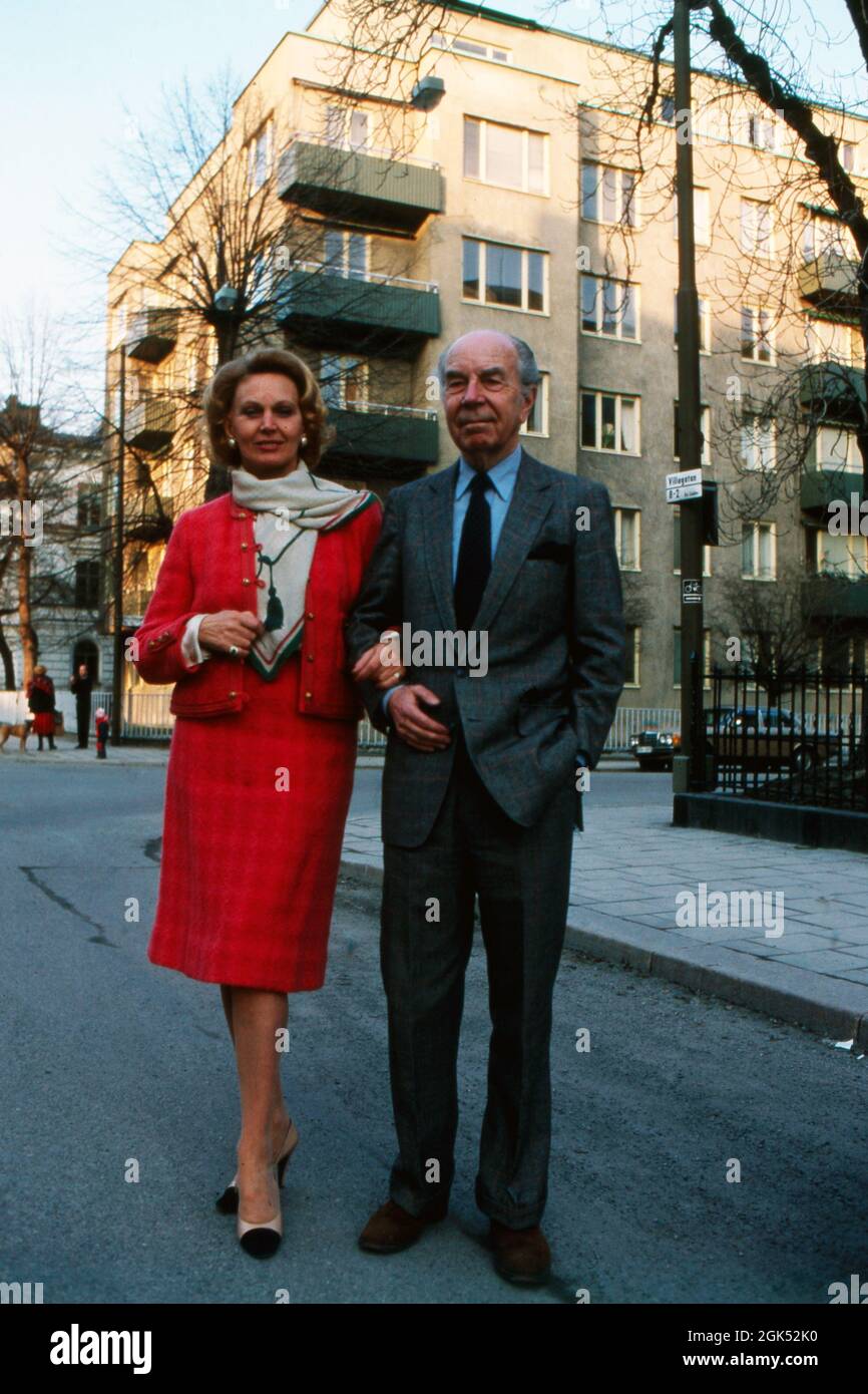 Prinz Sigvard Bernadotte mit seiner dritten Ehefrau Gullan Marianne Lindberg à Stockholm, Schweden 1985. Sigvard le prince Bernadotte avec sa troisième femme Gullan Marianne Lindberg à Stockholm, Suède 1985. Banque D'Images