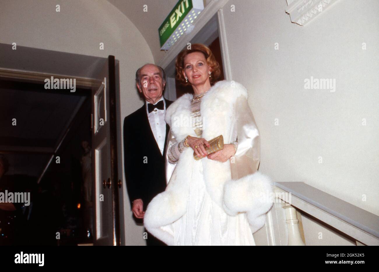 Prinz Sigvard Bernadotte besucht mit seiner dritten Ehefrau Gullan Marianne Lindberg eine Abendveranstaltung à Stockholm, Schweden 1985. Le prince Sigvard Bernadotte et sa troisième femme Gullan Marianne Lindberg sont invités à une soirée à Stockholm, Suède 1985. Banque D'Images